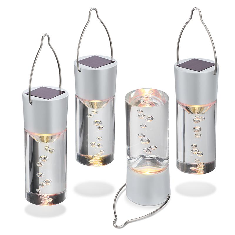 Bei der als "Hängeleuchten Smart Sticks, 4er Set" (Art.-Nr. 102117) bezeichneten Ware handelt es sich um zylinderförmige, ca. 9,5 cm x 3,5 cm (H x d) große elektrische Beleuchtungskörper, bestehend aus einem farblosen, mit Luftblasen versehenen Kunststoffgehäuse und einem metallfarbenen Kunststoffaufsatz mit integriertem im Dauerlicht weiß leuchtendem LED-Leuchtmittel. Die Erzeugnisse sind jeweils mit einem Solarpanel, einem Ein-/Ausschalter und einer Aufhängevorrichtung (Metallbügel) ausgestattet.

Die Ware dient zu Beleuchtungszwecken im Außenbereich, Schutzart: IP44.
 
Sie ist als Viererset in einem Karton verpackt.

Das Set ist als "elektrischer Beleuchtungskörper, anderweit weder genannt noch inbegriffen, nicht von den Unterpositionen (HS) 9405 11 bis 9405 31 erfasst, fotovoltaisch, ausschließlich zur Verwendung mit LED-Lichtquellen bestimmt, kein Scheinwerfer, aus Kunststoffen" einzureihen.