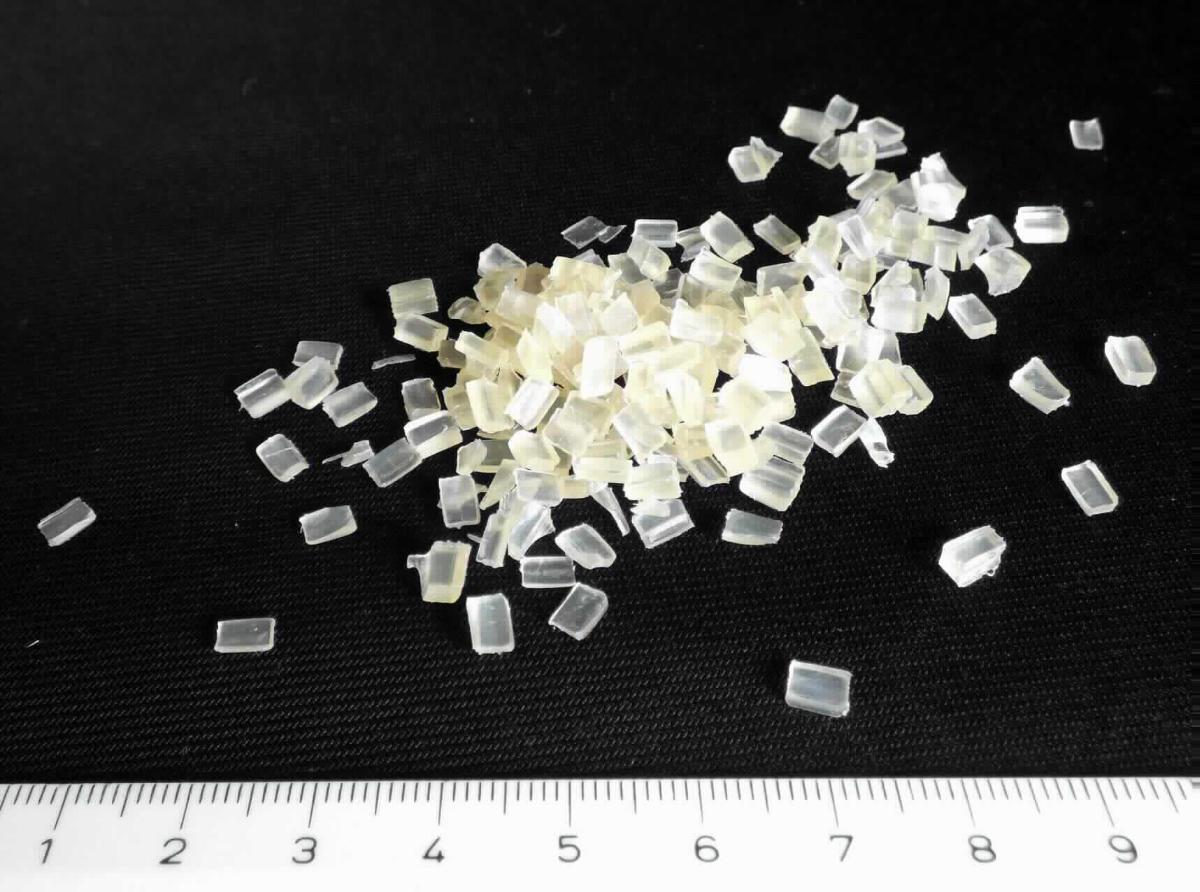 Angaben:
Kunststoff-Additiv; permanentes Antistatikum für Polyolefin in Form hellgelber Pellets (Länge  ca. 0,3 bis 0,4 cm).

Befund:
Chemische Erzeugnisse oder Zubereitungen, überwiegend aus organischen Bestandteilen bestehend, anderweit weder genannt noch inbegriffen, andere.
