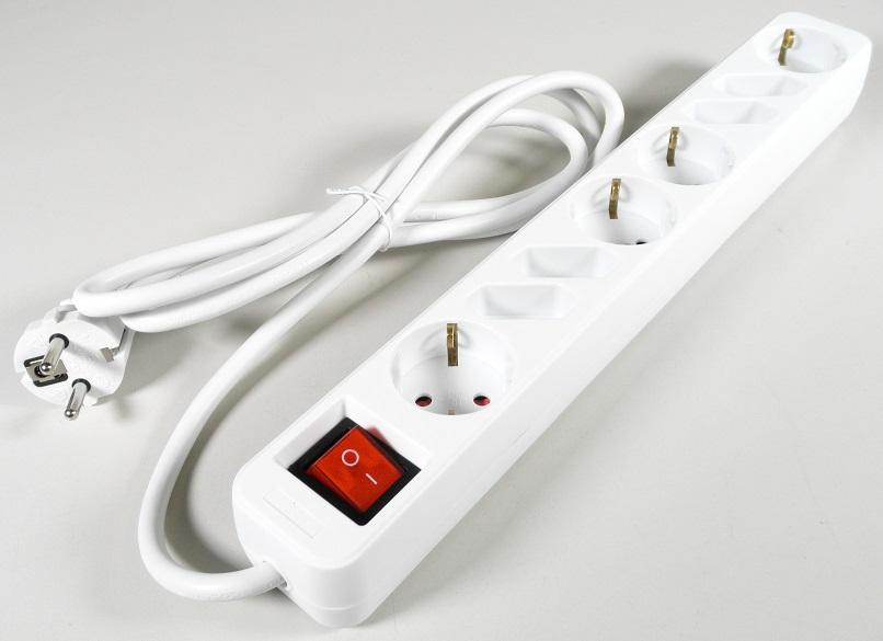 Isoliertes elektrisches Kabel, sog. "Steckerleiste mit Schalter", als kombinierte Maschine,
- in einer Länge von 1,4 m, an der einen Seite mit einem Schutzkontaktstecker und an der anderen Seite mit einem Kunststoffgehäuse (Abmessungen: 365 x 55 x 40 mm) mit 4 Schuko- und 4 Eurosteckdosen (kennzeichnende Haupttätigkeit) ausgestattet,
- mit einem Geräteschalter versehen,
- für eine Wechselspannung von 230 V AC / 16 A / 3680 W , in einem Polybeutel verpackt.

Die Ware ist als "isoliertes elektrisches Kabel, kein Wickeldraht, kein Koaxialkabel und andere koaxiale Leiter, kein Zündkabelsatz und anderer Kabelsatz von der für Beförderungsmittel verwendeten Art, für eine Spannung von 1000 V oder weniger, mit Anschlussstücken versehen, keine Ware der TARIC-Unterpositionen 8544 4210 00 bis 8544 4290 80" einzureihen.