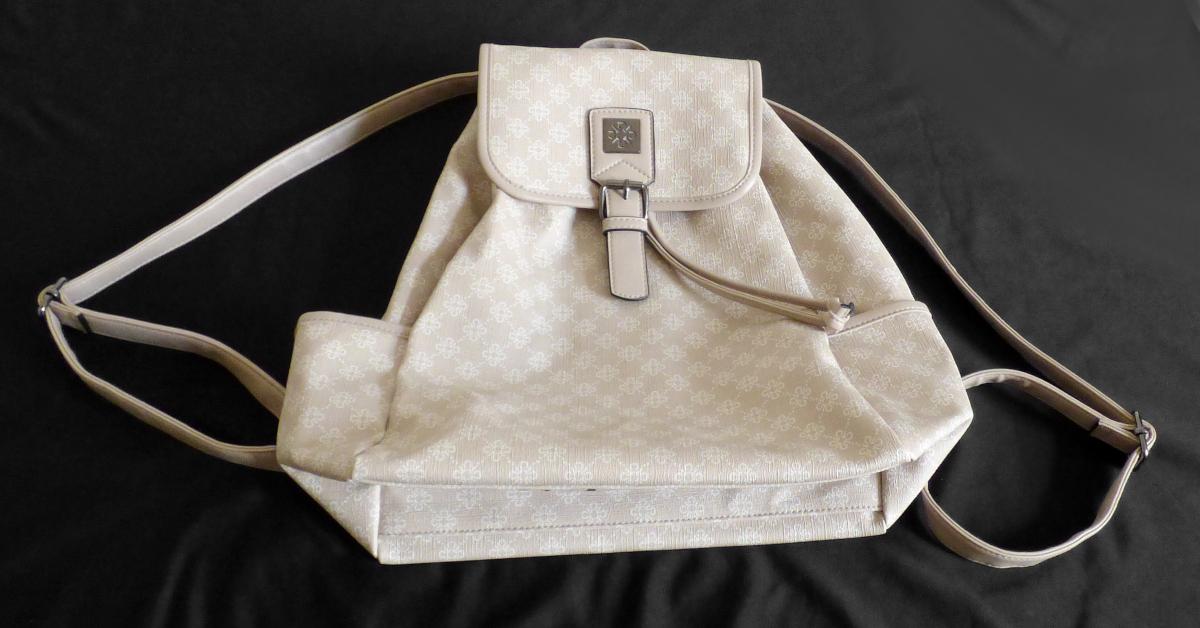 Rucksack, Foto siehe Anlage,
- mit einer Außenseite aus Kunststofffolien (gewebeartig geprägt),
- mit zwei längenverstellbaren Rückentragegurten,
-  mit einer Halteschlaufe,
- an beiden Schmalseiten mit einem offenen, eingesetzten Einsteckfach,
- das Hauptfach ist mit einer Überschlagklappe mit einem magnetischen
  Druckknopfverschluss sowie mit einem Kordelzug am oberen Randes versehen,
- - gefüttert; innen mit einem Reißverschlussfach und mit zwei offenen
    Einsteckfächern ausgestattet,
- mit den Abmessungen: ca. 30 cm (Breite) x 38 cm (Höhe) x 15 cm (Tiefe).

"Rucksack, mit Außenseite aus Kunststofffolien"