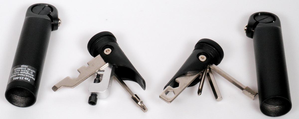 Mehrteiliges Set, bestehend aus Multitools, zwei Fahrradgriffen (nicht
Gegenstand dieser vZTA) und zwei Kunststoffstopfen (ebenfalls nicht
Gegenstand dieser vZTA).
 
Multifunktionswerkzeuge (eingesteckt in die Fahrradzusatzgriffe),
in Aufmachung für den Einzelverkauf, bestehend aus
 
- zwei sogenannten Multitools, jeweils in einer Kunststoffaufnahme - dient auch
  als Werkzeuggriff - mit fest verschraubten, aber ausklappbaren, verschiedenen
  Werkzeugen, vollständig aus Stahl gefertigt, frei bis zum Anschlag von 90 Grad
  beweglich und damit für seitlichen Antrieb
 
- - erstes Multitool - aus verschiedenen Handwerkzeugen
     zusammengesetzte Ware - mit folgenden Werkzeugen:
- - - einem Kettennieter (= Position 8205)
- - - einem 4 mm Außensechskantschlüssel mit abnehmbarem
       Schraubendreheraufsatz von Außensechskant auf Innenvielkant
       (= Pos 8204)
- - - einem Schlitzschraubendreher mit seitlichem 10 mm Maulschlüssel
       und sogenanntem Speichenschlüssel (= Position 8204)
- - - die Werkzeuge der Position 8204 bestimmen hinsichtlich der Anzahl
      und des Wertes den Charakter dieses Handwerkzeuges
 
- - zweites Multitool mit folgenden Werkzeugen:
- - - zwei Außensechskantschlüsseln – 5 mm und 6 mm -, der 5 mm-
       Inbus mit einem Aufsteckteil mit Außensechskant auf 8 mm
       Außensechskant (= Position 8204)
- - - einem Kreuzschlitzschraubendreher (Position 8204)
- - - einem 8 mm-Maulschlüssel mit seitlichem 9 mm Ringschlüssel und
       einem weiteren sogenannten Speichenschlüssel (Position 8204)
 
- jeweils mit freiem Arm zu handhaben
 
(Antragstellerangaben)
Abbildung siehe Anlage.
 
 
In Aufmachung für den Einzelverkauf (Blisterverpackung), jedoch nicht
zur Befriedigung eines speziellen Bedarfs oder zur Ausübung einer
bestimmten Tätigkeit zusammengestellt, somit keine Warenzusammenstellung
im Sinne der AV 3 b), daher getrennte Einreihung der einzelnen Bestandteile.
 
 
Derartige Erzeugnisse gehören als "von Hand zu betätigende Spannschlüssel,
mit nicht verstellbarer Spannweite, mit arbeitendem Teil aus unedlem Metall" zum
TARIC-Code 8204 1100 00.