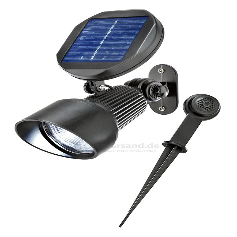 Bei dem sog. Solar LED Spotlight (Art.-Nr. 102138) handelt es sich um einen elektrischen Beleuchtungskörper, bestehend aus einem annährend zylinderförmigen beweglichen Lampenkopf aus Metall mit integriertem weiß leuchtendem LED-Leuchtmittel, einer farblosen Abdeckung aus Kunststoff, einem am Lampenkopf befestigtem Solarmodul sowie einer Metallplatte zur Wandbefestigung und einem Erdspieß aus Metall.

Techn. Daten (auszugsweise):
- Lichtstrom warmweiß: 12 lm 
- Farbtemperatur warmweiß: 2800 K
- Schutzart: IP 44
- Akku: 2 x NiMh 1,2 V/ 900 mAh (Mignon)

Die Leuchte kann an eine Wand montiert oder auf den Erdspieß aufgesteckt werden.
Sie dient der Außenbeleuchtung bspw. im Garten.

Da sie gleichermaßen als Wandleuchte und als universell platzierbare Leuchte verwendbar ist, erfolgt die Einreihung in die zuletzt genannte Unterposition der gleichermaßen in Betracht kommenden Unterpositionen.

Im Hinblick auf das äußere Erscheinungsbild, den Umfang und die Bedeutung in Bezug auf die Verwendung bestimmt das Metall den stofflichen Charakter der Leuchte.

Hinweise auf Handfertigung liegen nicht vor.

Das Erzeugnis ist als "elektrischer Beleuchtungskörper, anderweit weder genannt noch inbegriffen, nicht von den Unterpositionen (HS) 9405 11 bis 9405 31 erfasst, fotovoltaisch, ausschließlich zur Verwendung mit LED-Lichtquellen bestimmt, kein Scheinwerfer, aus Metall, nicht handgearbeitet" einzureihen.