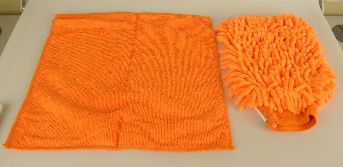 Reinigungsset, sog. Autowasch-Set 2teilig, Artikel-Nr. 18796, Foto siehe Anlage,
- Warenzusammenstellung, bestehend aus einem Reinigungstuch und einem Reinigungshandschuh,
  gemeinsam mit einer bedruckten Pappkarte in einem Polybeutel für den Einzelverkauf aufgemacht
  und zur Befriedigung eines speziellen Bedarfs zusammengestellt,
- sog. Waschhandschuh:
-- als Reinigungshandschuh gearbeitet und so verwendet [damit keine Ware der Position 6302 oder der
   Unterposition (HS) 6307 90]; in den Abmessungen von laut Antrag 200 mm x 150 mm,
-- auf der einen Seite aus einem getufteten Spinnstofferzeugnis der Position 5802 (Gewebe mit einge-
   arbeiteten Chenillegarnen); auf der anderen Seite aus einfarbigen Schlingengewirken; beide
   Flächenerzeugnisse aus laut Antrag 100 % Polyester (synthetische Chemiefasern),
-- mit einem "Innenfutter" aus Vliesstoffen,
-- an einer Schmalseite offen, an den beiden Längs- und der anderen Schmalseite zusammengenäht;
   mit einem ca. 5 cm breiten, angenähten, elastischen Bund versehen,
-- durch Zusammennähen konfektioniert,
-- ohne Hinweise auf Handarbeit,
-- aufgrund der Verarbeitung als Reinigungshandschuh ohne Daumen liegt kein Handschuh der Position
    6216 vor,
-- im Hinblick auf die Verwendung sind die Gewebe und Gewirke gleichbedeutend; somit bestimmt
    keines der beiden Flächenerzeugnisse den wesentlichen Charakter des Reinigungshandschuhs;
    er ist damit der von den gleichermaßen in Betracht kommenden Unterpositionen (6307 1010 bzw.
    6307 1090) in der Nomenklatur zuletzt genannten zuzuweisen,
- sog. Mikrofasertuch 
-- quadratisch in den Abmessungen von laut Antrag 300 mm x 300 mm
-- aus ca. 1,6 mm dicken, einfarbigen Schlingengewirken aus laut Antrag 80 % Polyester und
   20 % Polyamid (beides synthetische Chemiefasern),
-- an allen Rändern durch Überwendlichnähte gesäumt (somit konfektioniert),
- insbesondere im Hinblick auf die Bedeutung in Bezug auf die Verwendung sind das Reinigungstuch
  aus Gewirken und der Reinigungshandschuh aus Geweben gleichbedeutend, nach Wert, Art der
  Beschaffenheit und Verarbeitung bestimmt der Reinigungshandschuh aus Geweben den wesent-
  lichen Charakter der Warenzusammenstellung.
"Andere konfektionierte Waren (Reinigungsset), aus Spinnstoffen, andere als in den Unterpositionen
 6307 1010 und 6307 1030 genannte, nicht handgearbeitet"