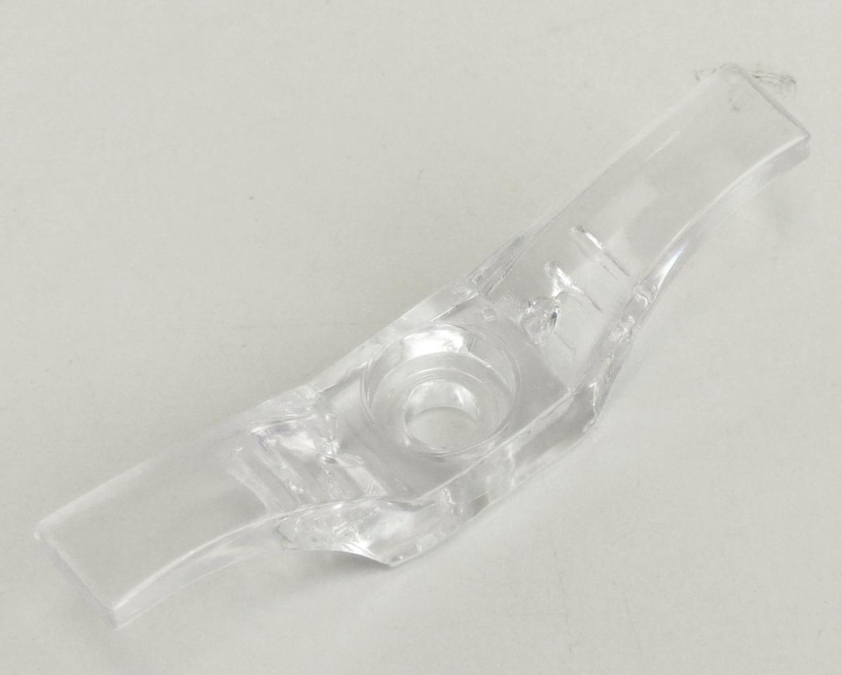 Nach den Angaben der Antragstellerin sowie dem vorliegenden Warenmuster handelt es sich bei der sog. "Klampe" um ein ca. L 5,5 cm x B 1,2 cm großes Erzeugnis aus klarsichtigen Kunststoffen im Sinne der Anmerkung 1 zu Kapitel 39. Die längliche Ware hat zwei gegenüberliegende hakenartige Seitenteile (sog. Hörnchen) und ist in der Mitte mit einer Lochung versehen. Derartige Erzeugnisse werden dauerhaft an Fensterrahmen oder Wänden angebracht und dienen als Halterung der Jalousieschnur.

Derartige Waren werden zolltariflich als "Baubedarfsartikel aus Kunststoffen, anderweit weder genannt noch inbegriffen, Beschläge und ähnliche Waren zu bleibenden Befestigung an Wänden oder anderen Gebäudeteilen" eingereiht.