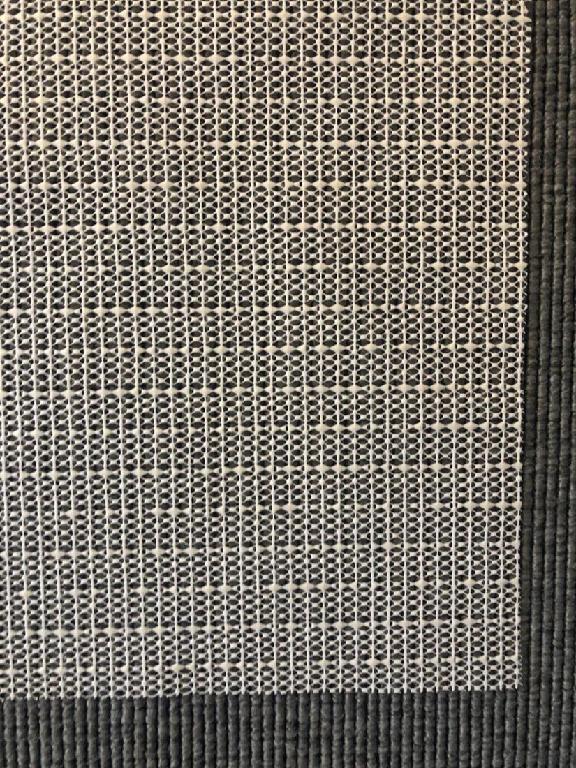 Angaben des Antragstellers:
Antirutschmatte, in verschiedenen Größen erhältlich
Material: 90 % Polyvinylchlorid, 10 % Polyester
Die Antirutschmatte wird auf den Boden unter einen Teppich gelegt und soll verhindern, dass der Teppich verrutscht.

Feststellungen an einem Warenmuster:
Es wurde ein rechteckig zugeschnittenes, grobmaschiges Gewirke vorgelegt (Maße: ca. 50 x 91 cm). Das Gewirke ist mit einem eierschalfarbenen Kunststoff (PVC) umhüllt.

Befund:
Es liegt ein Bodenbelag aus Kunststoff im Sinne der Unterposition (KN) 3918 1010 vor.