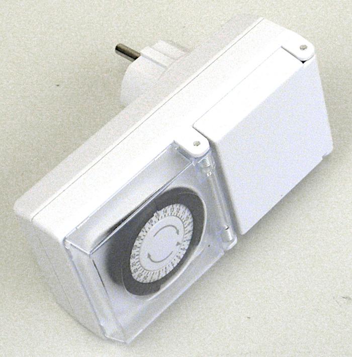 Bei der "Zeitschaltuhr outdoor Artikelnummer 20863“ handelt sich um eine mechanische Zeitschaltuhr in einem etwa 63 x 123 x 42 mm (Breite x Höhe x Tiefe) großen Kunststoffgehäuse mit einem Schutzkontakt-Stecker auf der Rückseite und einer im Gehäuse eingelassenen, Schutzkontakt-Steckdose mit einem federbelasteten Klappdeckel auf der Vorderseite. Darunter ist ein Drehkranz zur Zeitsteuerung innerhalb von 24 Stunden angebracht, ebenfalls unter einem federbelasteten Klappdeckel. Die minimal einstellbare Minuteneinstellung beträgt 30 Minuten.
Im Innern dient ein mechanischer Synchronmotor der Abarbeitung der am Drehkranz eingestellten Intervalle und öffnet und schließt den Stromkreis an der Steckdose (max. Schaltleistung 3500 W).

Das Erzeugnis ist für den Außenbereich (IP44) geeignet.

Die in einer transparenten Kunststoffblisterverpackung mit Bedienungsanleitung verpackte Zeitschaltuhr ist als "Zeitschalter mit Synchronmotor" einzureihen.