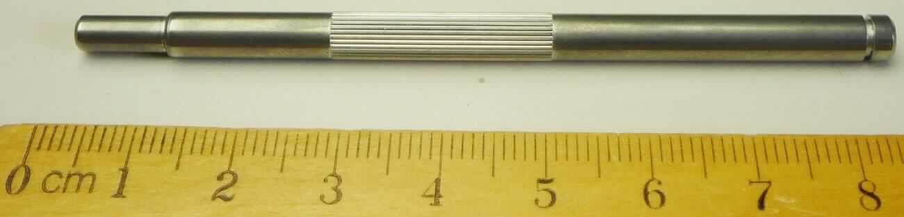 Es handelt sich bei den sog. "Wellen für Elektromotoren in Drosselklappen" um zwei,  ca. 78 u. 87 mm lange Erzeugnisse aus Stahl, zylindrisch geformt, mit einem Durchmesser von ca. 4 u. 5 mm,  jeweils in unterschiedlichen Teilbereichen feingeschliffen oder mit Rändel, gehärtet und angelassen.
Die Wellen tragen gemäß Antragsangaben das Ankerpaket in einem Elektromotor, innerhalb einer Drosselklappe und übertragen ein Drehmoment.

Das Erzeugnis ist als "Welle, keine Kurbel- oder Gelenkwelle, nicht für zivile Luftfahrzeuge" einzureihen.