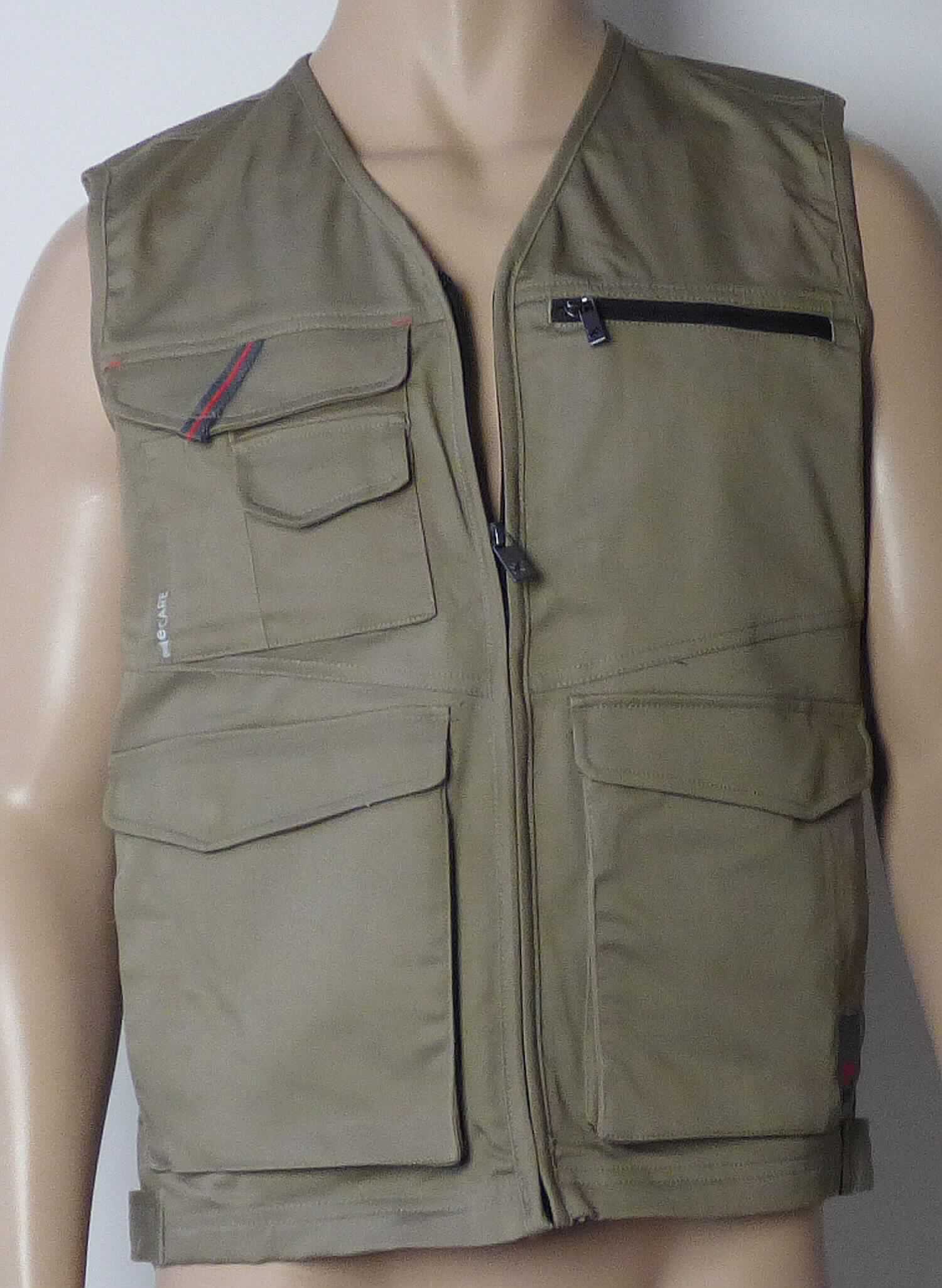 Weste, sog. M402120010, MODYF WESTE Strech X Beige, in Größe XS, Foto siehe Anlage,
- gemeinsam mit einem an einem Band befestigten Kunststofftütchen mit Ersatzdruckknöpfen für den 
  Einzelverkauf aufgemacht; die Ersatzdruckknöpfe für die Weste sind geringwertig und im Hinblick auf die 
  Verwendung als unbedeutend zu betrachten, sie ändern das Wesen der Hauptware nicht und sind deshalb 
  wie die Weste einzureihen,
- aus einfarbigen Geweben aus laut Antrag 72 % Baumwolle, 25 % Polyester und 3 % Elasthan (beides 
  synthetische Chemiefasern),  ,
- über den Schritt reichend (Rückenlänge: ca. 69 cm), vorn bis zu 6 cm kürzer gearbeitet,
- mit einem V-förmigen Halsausschnitt,
- vorn mit einer durchgehenden Öffnung mit Reißverschluss,
- ohne Hinweise auf den Trägerkreis (unisex),
- ärmellos, mit weiten Armausschnitten,
- mit mehreren auf- bzw. eingesetzten Innen- und Außentaschen mit Druckknopfverschluss und / oder 
  Reißverschluss ausgestattet,
- seitlich am unteren, gesäumten Rand mit verstellbaren Klettverschlussriegeln versehen,
- wird im Allgemeinen nicht über jeder anderen Kleidung und zum Schutz gegen das Wetter getragen, somit keine
  Kleidung der Position 6201,
- keine Arbeits- und Berufskleidung.

"Andere Kleidung (Weste), aus Geweben, für Frauen, aus Baumwolle, keine Arbeits- und Berufskleidung"
