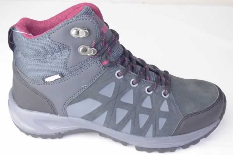 Stiefel (laut Antrag: "Damen Trekkingstiefel, grau, Art. 384304", Größe 37, Foto siehe Anlage)
- mit Laufsohlen aus Kunststoff/ Kautschuk; ohne Hauptsohle aus Holz,
- mit Oberteil aus Leder (den größten Teil der Außenfläche bildend), Spinnstoff und Kunststoff (Spinnstoff mit einer 
  mit bloßem Auge wahrnehmbaren Außenschicht aus Kunststoff),
- auf das Oberteil sind Verstärkungsteile aus Kunststoff aufgesetzt,
- mit Schnürsenkelverschluss mit abstehenden Metallhaken,
- ohne Metallschutz in der Vorderkappe, 
- den Knöchel, jedoch nicht die Wade bedeckend,
- mit einer Länge der Innensohle von ca. 24,8 cm,
- für Frauen (u. a. schlanker Schnitt).

"Schuhe mit Laufsohlen aus Kunststoff/Kautschuk und Oberteil aus Leder, andere als in den Unterpositionen 
 6403 1200 bis 6403 9105 genannte, den Knöchel, jedoch nicht die Wade bedeckend, andere als in der
 Unterposition 6403 9111 genannte, für Frauen"