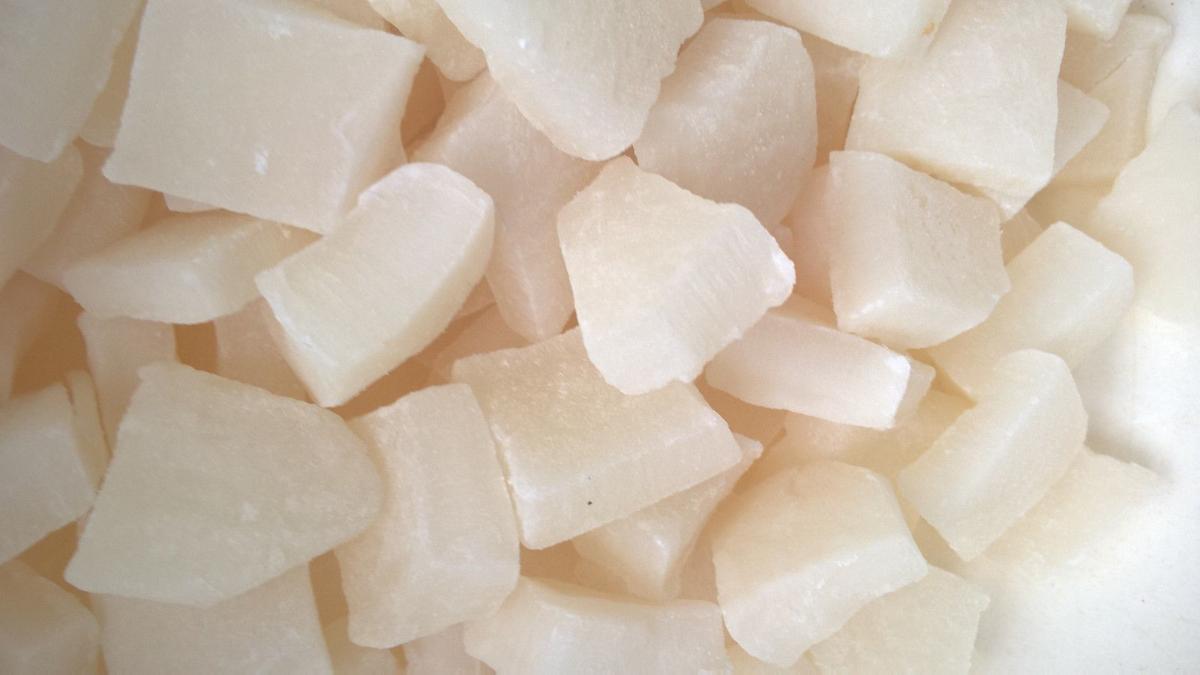 Antragsangaben: Kokosnuss, gezuckert, getrocknet, in Scheiben oder Stücken; Verpackung: Polybeutel mit einem Gewicht des Inhalts von 3 oder 5 kg.

Beschaffenheit der zur vZTA DE 3894/17 vorgelegten Warenprobe: cremeweiße, ca 2 x 2 x 2 cm große, bissfeste, augenscheinlich getrocknete Kokosnussstücke, bedeckt mit einer dünnen Zuckerschicht, süß, nach Kokosnuss schmeckend.

Früchte, Nüsse und andere genießbare Pflanzenteile, in anderer Weise zubereitet oder haltbar gemacht, auch mit Zusatz von Zucker, anderen Süßmitteln oder Alkohol, anderweit weder genannt noch inbegriffen, Schalenfrüchte, Erdnüsse und andere Samen, auch miteinander vermischt, andere als Erdnüsse, in unmittelbaren Umschließungen von mehr als 1 kg, tropische Nüsse, keine Haselnüsse enthaltend.