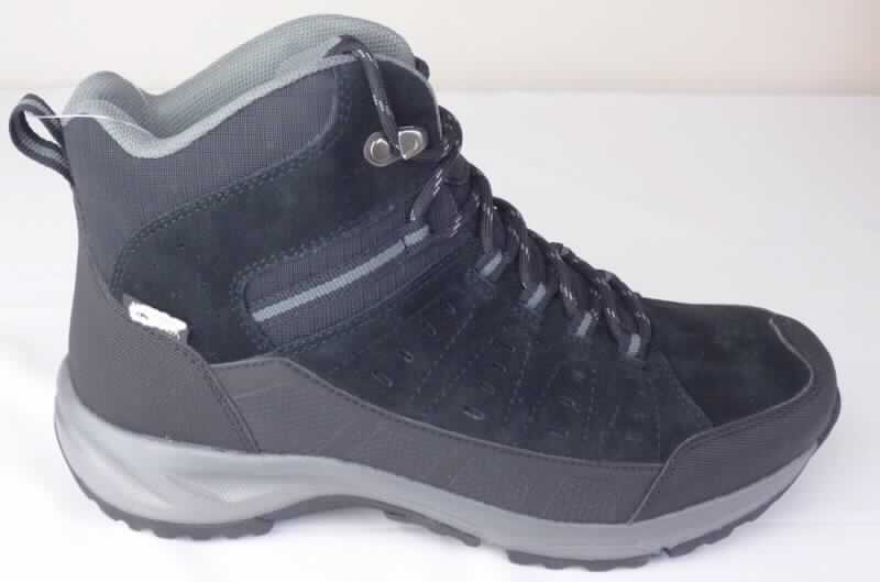 Stiefel (laut Antrag: "Herren Trekkingstiefel, schwarz, Art. 384304", Größe 41, Foto siehe Anlage)
- mit Laufsohlen aus Kunststoff/ Kautschuk; ohne Hauptsohle aus Holz,
- mit Oberteil aus Leder (den größten Teil der Außenfläche bildend), Spinnstoff und Kunststoff (Spinnstoff mit einer 
  mit bloßem Auge wahrnehmbaren Außenschicht aus Kunststoff),
- auf das Oberteil sind Verstärkungsteile aus Kunststoff und Spinnstoff aufgesetzt,
- mit Schnürsenkelverschluss mit abstehenden Metallhaken,
- ohne Metallschutz in der Vorderkappe, 
- den Knöchel, jedoch nicht die Wade bedeckend,
- mit einer Länge der Innensohle von ca. 27 cm,
- für Männer.

"Schuhe mit Laufsohlen aus Kunststoff/Kautschuk und Oberteil aus Leder, andere als in den Unterpositionen 
 6403 1200 bis 6403 9105 genannte, den Knöchel, jedoch nicht die Wade bedeckend, andere als in der
 Unterposition 6403 9111 genannte, für Männer"