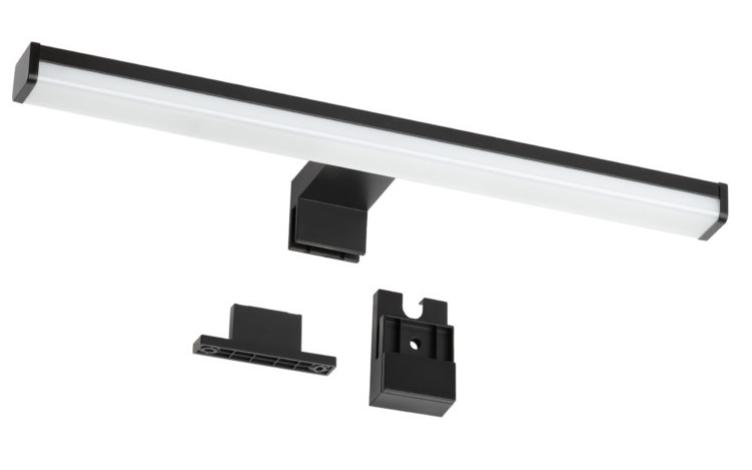 Bei der sog. Spiegelleuchte handelt es sich um einen elektrischen Beleuchtungskörper, der aus einem rechteckigen, etwa 400 mm x 31 mm x 21 mm (B x T x H) großen Leuchtenkopf aus einer Metallschiene, mit fest verbauten LED-Lichtquellen, elektrischer Ausstattung, einem Diffusor aus weißem, transluzenten Kunststoff, Endkappen aus Kunststoff und einer Wandanschlussbox aus Kunststoff besteht.
Das Erzeugnis dient als Wandleuchte der Innenbeleuchtung und ist dazu vorgesehen, an das elektrische Stromnetz angeschlossen zu werden.

Im Hinblick auf das äußere Erscheinungsbild und die Bedeutung in Bezug auf die Verwendung (Kunststoff für Lichtreflexion/ -lenkung; Metall für Form und Stabilität) ist der charakterbestimmende Stoff nicht ermittelbar, so dass die Einreihung in die zuletzt genannte Unterposition der gleichermaßen in Betracht kommenden Unterpositionen erfolgt.

Die Ware ist mit Montagematerial (je zwei Schrauben und Dübel) in einem Karton verpackt. Sie wird mit sechs Lichtfarben hergestellt und angeboten.

Hinweise auf eine Handarbeit liegen nicht vor.

Das Erzeugnis ist als "Beleuchtungskörper, anderweit weder genannt noch inbegriffen, elektrische Wandleuchte, ausgenommen solche von der für öffentliche Plätze oder Verkehrswege verwendeten Art, ausschließlich zur Verwendung mit LED-Lichtquellen bestimmt, aus Metall, nicht von den Codenummern 9405 1190 10 0 und 9405 1190 20 0 erfasst" einzureihen.