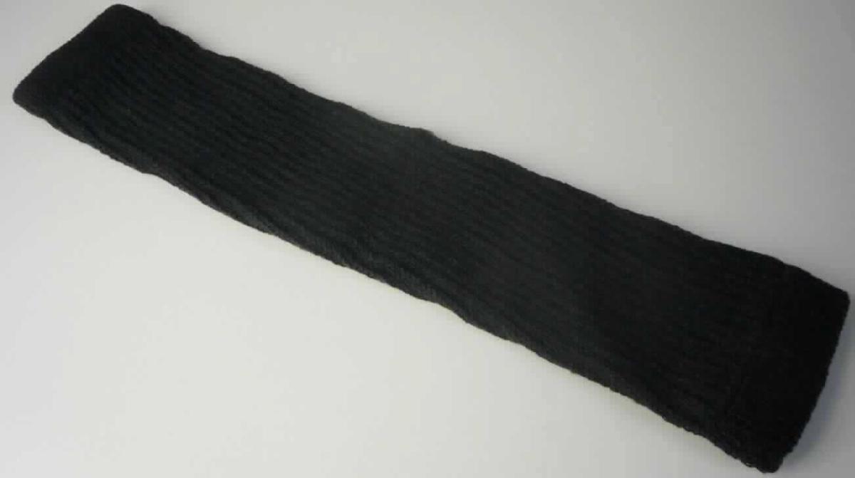 Gamaschenähnliche Waren (lt. Antrag: "Stulpen - Art. 2022221TE"; Foto siehe Anlage)
- aus Spinnstoffen,
- schlauchförmig,
- den Unterschenkel bedeckend (Länge ca. 43 cm),
- ohne Steg oder Fußteil. 

"Gamaschenähnliche Ware"