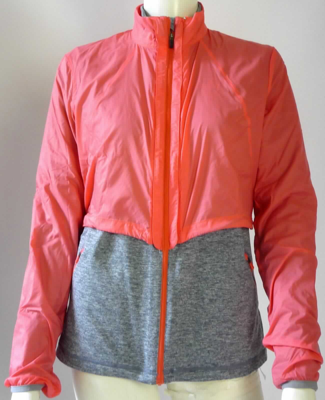 Blouson und Jacke, sog. SET 541601 KUMANO ACTIVE CONVERT, Größe S, Foto siehe Anlage,
- gemeinsam in einem Polybeutel verpackt,
- getrennte Einreihung beider Kleidungsstücke, da ein Blouson aus Geweben und eine Jacke aus Gewirken
  nicht in eine Position eingereiht werden dürfen,
- Jacke: 
-- aus ca. 0,7 mm dicken, buntgewirkten Gewirken aus laut Antrag 90 % Polyester und 10 % Elasthan 
   (Elastomergarn, beides synthetische Chemiefasern),
-- über die Taille reichend (Rückenlänge: ca. 63 cm), 
-- mit einem kurzen Stehkragen,
-- vorn mit einer durchgehenden Öffnung mit einem bis an den Kragenrand reichenden Reißverschluss, am 
   Kragenrand mit einer kurzen Überlappung von links auf rechts (Männerkleidung),
-- mit langen Ärmeln, 
-- mit zwei eingesetzten Taschen mit Reißverschluss unterhalb der Taille,
-- in Bahnen gearbeitet,
-- am unteren Rand durch Umschlagen und Festnähen gesäumt.

"Jacke, aus Gewirken, für Männer, aus synthetischen Chemiefasern"