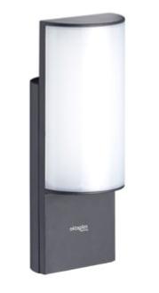 Bei der Ware handelt es sich um eine etwa 20 cm hohe Wandleuchte aus einem schwarzen, etwa 8 cm tiefen Aluminiumgehäuse mit fest verbauten LED-Lichtquellen, elektrischer Ausstattung. Der Leuchtenkopf aus weißem, transluzentem Kunststoff weist die form eines halben Zylinders auf. Die Leuchte verfügt in einer Ausführung über einen helligkeitsabhängigen Näherungs-Verzögerungsschalter und ist in fünf Varianten mit unterschiedlichen Farbtemperaturen erhältich.
Das Erzeugnis dient mit einer Schutzart IP 54 als Wandleuchte der Außen- wie Innenbeleuchtung und ist dazu vorgesehen, an das elektrische Stromnetz angeschlossen zu werden.

Der stoffliche Charakter der Leuchte wird insbesondere aufgrund des Umfangs und der Bedeutung in Bezug auf die Verwendung (Befestigungsvorrichtung) durch das Metall bestimmt.

Sie wird mit Befestigungsmaterial und einem Schlüssel in einem Karton angeboten.

Es liegen keine Hinweise auf Handfertigung vor.

Das Erzeugnis ist als "Leuchte, anderweit weder genannt noch inbegriffen, elektrische Wandleuchte , ausgenommen solche von der für öffentliche Plätze oder Verkehrswege verwendeten Art, ausschließlich zur Verwendung mit LED-Lichtquellen bestimmt, aus Metall, nicht handgearbeitet" einzureihen.