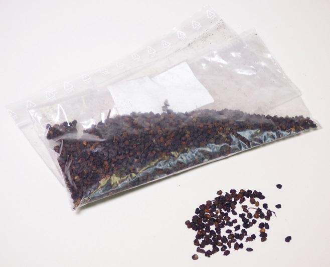 Holunderfrüchte, getrocknet.

Ganze, kleine, schwarzbraune, getrocknete Früchte, als Warenmuster nicht für den Einzelverkauf aufgemacht.

Es ergeben sich keine Hinweise, dass die Holunderfrüchte weitergehend als in Kapitel 8 der KN zulässig bearbeitet wurden.

Früchte (ausgenommen solche der Positionen 0801 bis 0806 der KN), getrocknet; Holunderfrüchte.