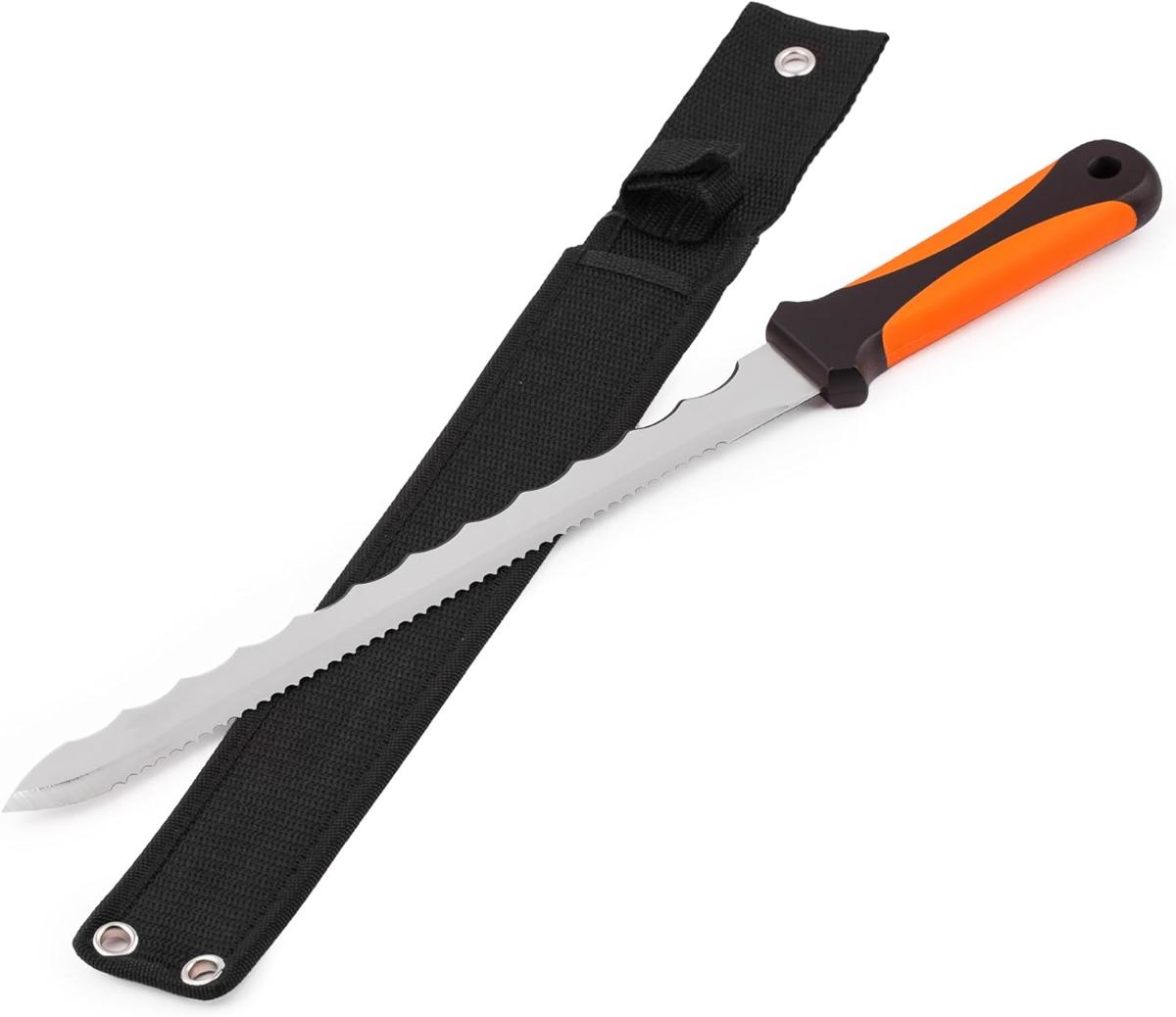 "Dämmstoffmesser"

- Messer mit schneidender, feststehender und vorne spitz zulaufender Klinge aus Stahl,
  auf einer Seite mit einem groben und auf der gegenüberliegenden Seite mit einem feinen 
  Wellenschliff versehen

- mit einem Griffstück aus Kunststoff, am Griffende mit einer Öse ausgestattet

- Gesamtlänge: ca. 415 mm, Klingenlänge: ca. 280 mm

- in einer speziell für die Aufnahme des Messers hergerichteten, zum dauernden Gebrauch
  geeigneten Scheide aus Spinstoff (Canvas) mit einer Lochniete oben und zwei Lochnieten unten

- gemeinsam in einem bedruckten Pappkarton verpackt

Abbildung siehe Anlage.

Derartige Erzeugnisse gehören als "Messer mit schneidender, feststehender Klinge, auch gezahnt, aus
unedlem Metall, kein Messer der Position 8208, kein Tischmesser" zum TARIC-Code 8211 9200 00.