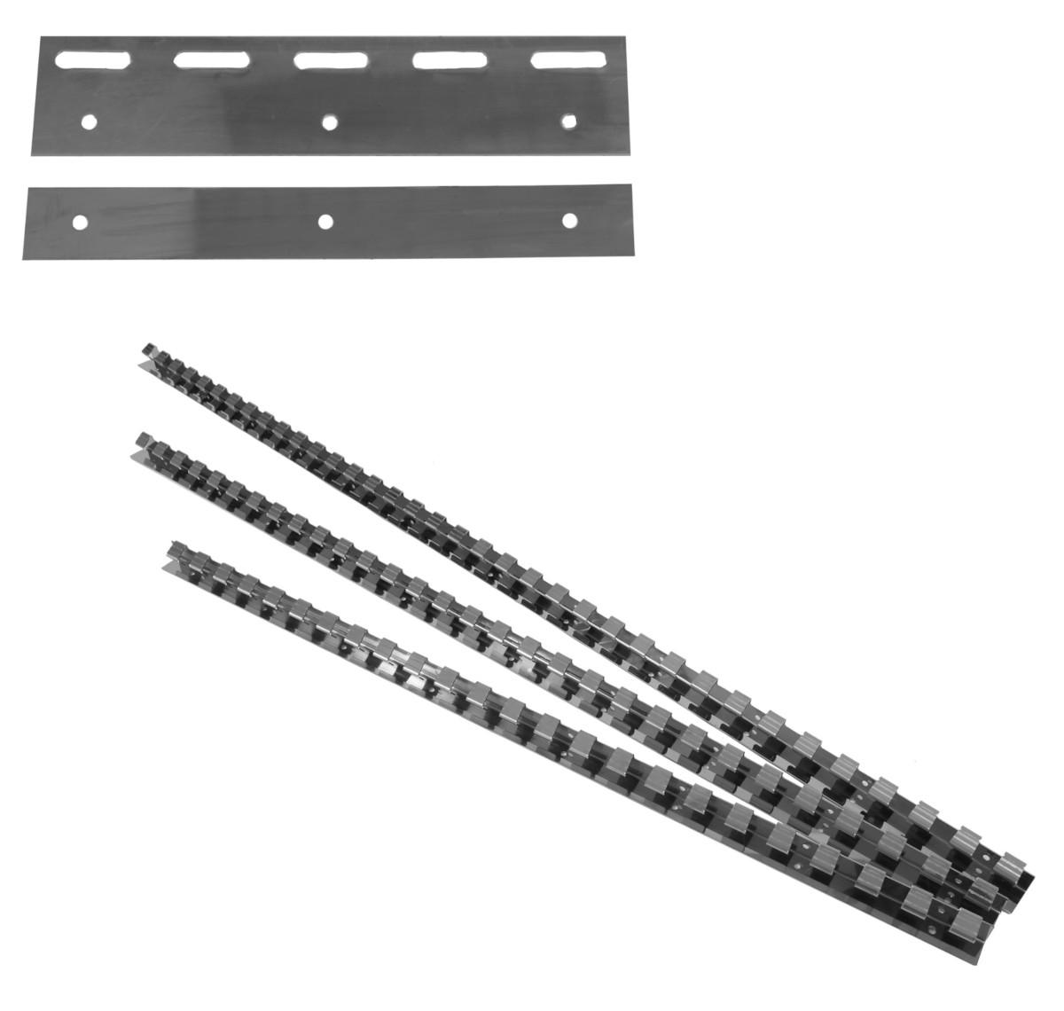 Es handelt sich um noch nicht zusammengesetzte, längliche Erzeugnisse aus Stahl, bestehend aus einer abgewinkelten Schiene mit hakenähnliche Ausformungen, die in eine längliche Platte mit entsprechenden Schlitzen eingehakt wird, sowie einer passenden rechteckigen Befestigungsschiene. Die einzelnen Bestandteile sind jeweils mit vier kreisrunden Lochungen zur Befestigung versehen.
Die Erzeugnisse werden an Tür- oder Torrahmen befestigt und dienen z. B. dem Aufhängen von PVC-Lamellen.
Abmessugen: Breite: etwa 40,5 cm; Gesamthöhe: etwa 6,4 cm.
- Antragstellerangaben -

Abbildung siehe Anlage.

Derartige Erzeugnisse gehören als "Scharniere aus unedlen Metallen" zum TARIC-Code 8302 1000 90.

Nicht Position 7326, da die Erzeugnisse gemäß Anm. 2 Abs. 3 ABS XV von Kapitel 73 des Zolltarifs ausgenommen sind.