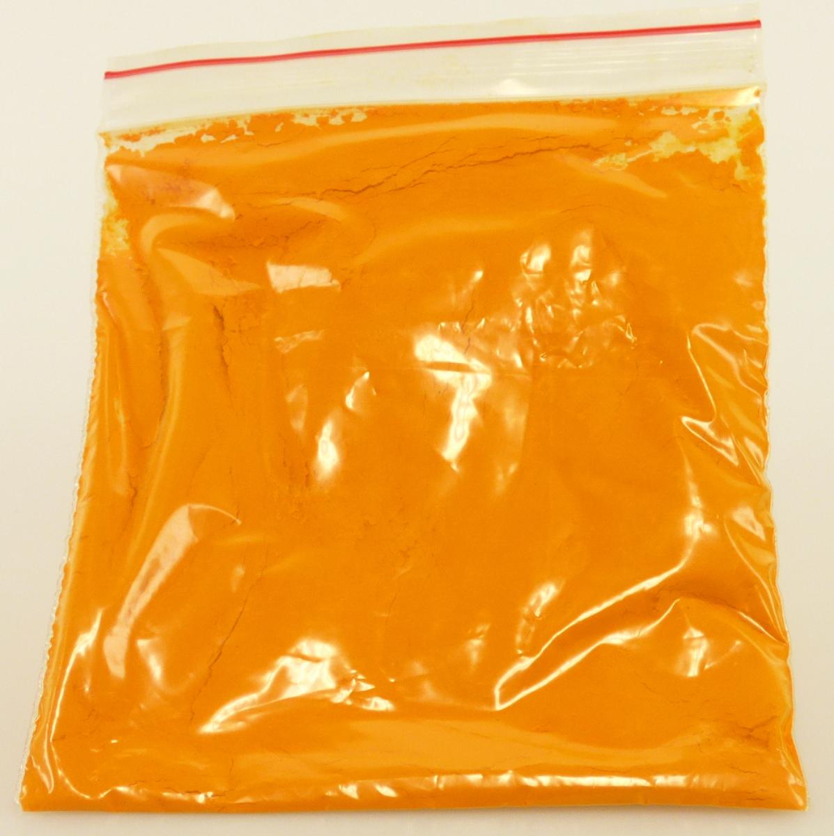 Angaben:
Bio Curcuma Extrakt Pulver 95%; Herstellungsprozess: Ethanolextraktion der Rhizome von Curcuma Longa mit anschließender Standardisierung auf Curcuminoide; ein möglicher Einsatz der Ware als Färbemittel wird als zutreffend angesehen.

Warenbeschaffenheit:
Orangefarbenes, feines Pulver, verpackt in einem Musterbeutel.

Befund:
Pflanzliches Farbmittel.