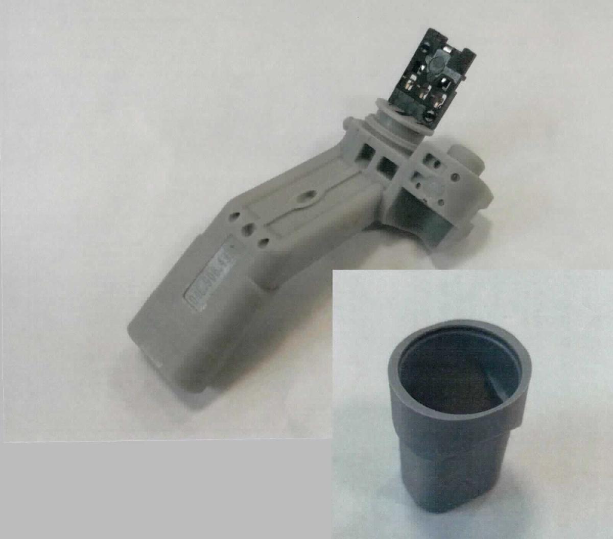 So genannte Schutzkappe, im Wesentlichen bestehend aus einem spezifische gefromten Körper aus Kunststoff (Gewicht: 0,8 g).
Die Ware wird in einem Kurbel- und Nockenwellensensor verbaut und dient dort dem Schutz einer SMD-bestückten Leiterplatte.
Die Ware wird als "Teil, erkennbar hauptsächlich bestimmt für ein Gerät zum Messen oder Prüfen geometrischer Größen (Winkel), in Kapitel 90 anderweit weder genannt noch inbegriffen" eingereiht.