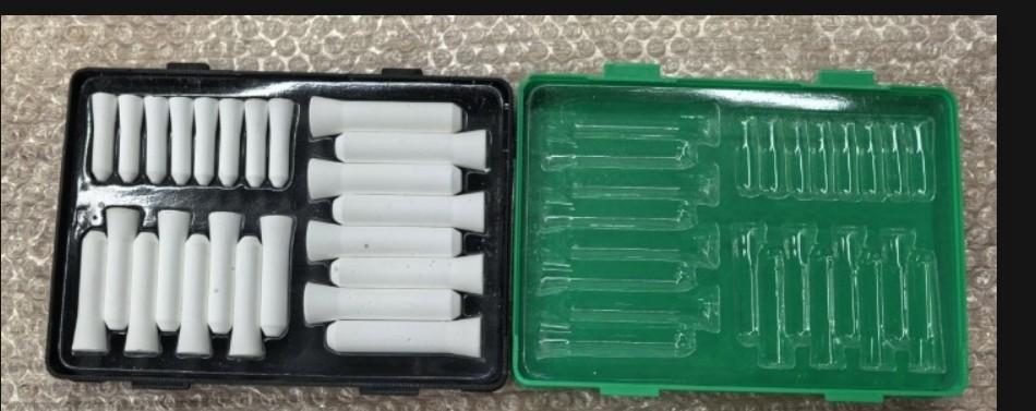 Angaben:
Bohrlochfüller; Set aus Bohrlochverschlüssen in verschiedenen Größen (6 mm, 8 mm, 10 mm); originalverpackt.

Befund:
Waren aus Gips oder aus Mischungen auf der Grundlage von Gips.