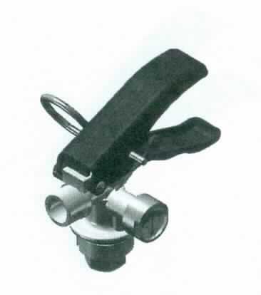Bei dem als "Druckhebelarmaturen " bezeichneten Erzeugnis handelt es sich um Durchlass-ventile. Diese Regeln, nach Montage an Handfeuerlöschern (nicht Gegenstand dieser vZTA), den Durchgang von strömenden Medien(Löschmittel) durch händisches Betätigen des Auslösehebels.
Die Ventile mit einem Ventilkörper aus Messing verfügen im Wesentlichen über einen Tragegriff in unterschiedlichen Ausführungen, über einen Druckhebel, über einen Sicherungsstift, eine Plombe und sind teilweise mit einem Manometer versehen.
Das Ventil kann in unterschiedlichen Ausführungen (M 10 bis M 16) auf den Feuerlöscherdruckbehälter geschraubt werden.

Das Erzeugnis wird als "andere Ventile aus Messing, nicht von den Unterpositionen (TARIC) 8481 8079 10 bis 8481 8079 20  erfasst  " eingereiht.
