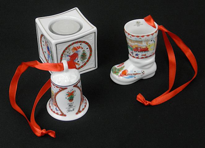 Anderer keramischer Ziergegenstand, sog. Porzellan-Stiefel, Art. 02249-722742-27830,
Foto siehe Anlage,
- in Form eines Stiefels mit einem roten Band aus Spinnstoffen als Aufhängevorrichtung ausgestattet,
- auf der Außenseite mit einem weihnachtlichen Dekor versehen,
- in den Abmessungen: ca. 6,5 cm (Länge) x 7,8 cm (Höhe),
- keramisches Erzeugnis, nach der Formgebung gebrannt, tonmineralhaltiges Material enthaltend,
- lt. Antrag aus Porzellan,
- kein Weihnachtsfestartikel der Position 9505, da die Ware nicht nach althergebrachter Tradition der
  Ausgestaltung der Weihnachts- bzw. Adventszeit dient und auch nicht erkennen lässt, dass sie dazu
  bestimmt ist, üblicherweise ausschließlich als Weihnachtsbaumschmuck verwendet zu werden
 (vielmehr handelt es sich um einen allgemein verwendbaren Zieranhänger),
- in einem Karton verpackt.

"Anderer keramischer Ziergegenstand (Stiefel), aus Porzellan"
