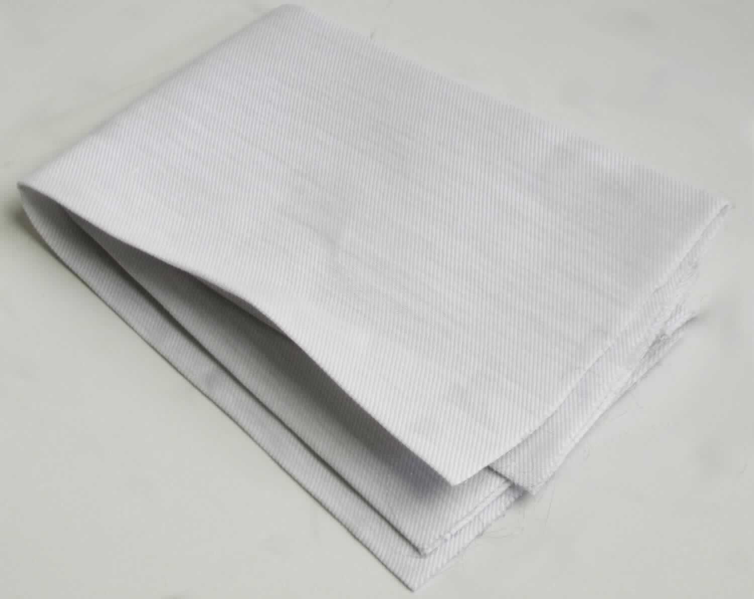 Gewebe, sog. Flachgewebe, Foto siehe Anlage,
- als Meterware; laut Antrag mit einer Breite von 320 cm,
- laut Untersuchungsergebnis:
-- mit Kettgarnen aus synthetischen Spinnfasern (laut Antrag: Polyester) sowie mit Schussgarnen aus Metallfäden, 
-- die (im Antrag angegebenen) Anteile an synthetischen Spinnfasern von 50 GHT und an Metallfäden von 50 GHT 
   können als zutreffend angesehen werden,
- soll u. a. laut Antrag zu Dekorationszwecken verwendet werden.

"Gewebe aus Metallfäden, von der zur Innenausstattung ähnlichen Zwecken verwendeten Art, anderweit weder 
 genannt noch inbegriffen"