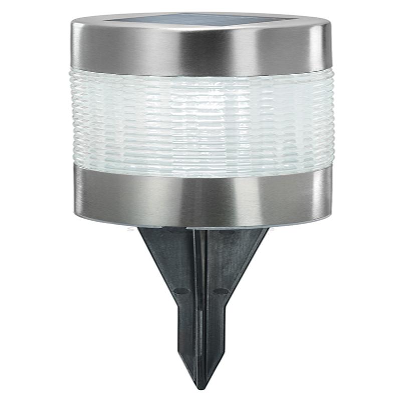 Bei der sog. Solarleuchte "Puc Light" (Art.-Nr. 102608) handelt es sich um einen ca. 12 x 6,3 cm (H x d) großen elektrischen Beleuchtungskörper, bestehend aus einem Erdspieß und einem darauf befindlichen zylindrischen Leuchtenkopf. Der untere und obere Teil der Leuchte bestehen aus Metall, der mittlere Teil aus farblosem Kunststoff. 

Das Erzeugnis ist mit einem im Dauerlicht weiß leuchtendem, fest verbauten LED-Leuchtmittel, einem Solarfeld und einem Akku ausgestattet.

Weder der Kunststoff noch das unedle Metall bestimmen hinsichtlich des Umfangs oder der Bedeutung für die Verwendung den Charakter der Leuchte, so dass die Einreihung in die zuletzt genannte Unterposition der gleichermaßen in Betracht kommenden Unterpositionen erfolgt.

Die Leuchte verbreitet bei eintretender Dunkelheit Licht und dient der Außenbeleuchtung.

Hinweise auf Handfertigung liegen nicht vor.

Das Erzeugnis ist als "elektrischer Beleuchtungskörper, anderweit weder genannt noch inbegriffen, nicht von den Unterpositionen (HS) 9405 11 bis 9405 31 erfasst, fotovoltaisch, ausschließlich zur Verwendung mit LED-Lichtquellen bestimmt, kein Scheinwerfer, aus Metall, nicht handgearbeitet" einzureihen.