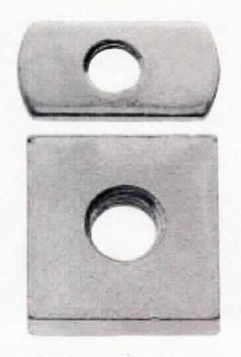 Es handelt sich um nahezu rechteckige, massive Erzeugnisse aus Stahl (Länge: etwa 10 mm; Breite: etwa 20 mm; Höhe: etwa 2 mm) die an zwei gegenüberliegenden Seiten eine leichte Wölbung nach außen aufweisen und mittig ein metrisches Innengewinde (M6) besitzen.
Die Erzeugnisse dienen mithilfe eines Einpressgewindebolzens in einer sanitärtechnischen Servicebox zur Befestigung einer Rohrschelle.
- Antragstellerangaben -

Abbildung siehe Anlage.

Derartige Erzeugnisse gehören als "andere Muttern aus anderem als nichtrostendem Stahl, mit einer Lochweite von 12 mm oder weniger" in den TARIC-Code 7318 1692 90.