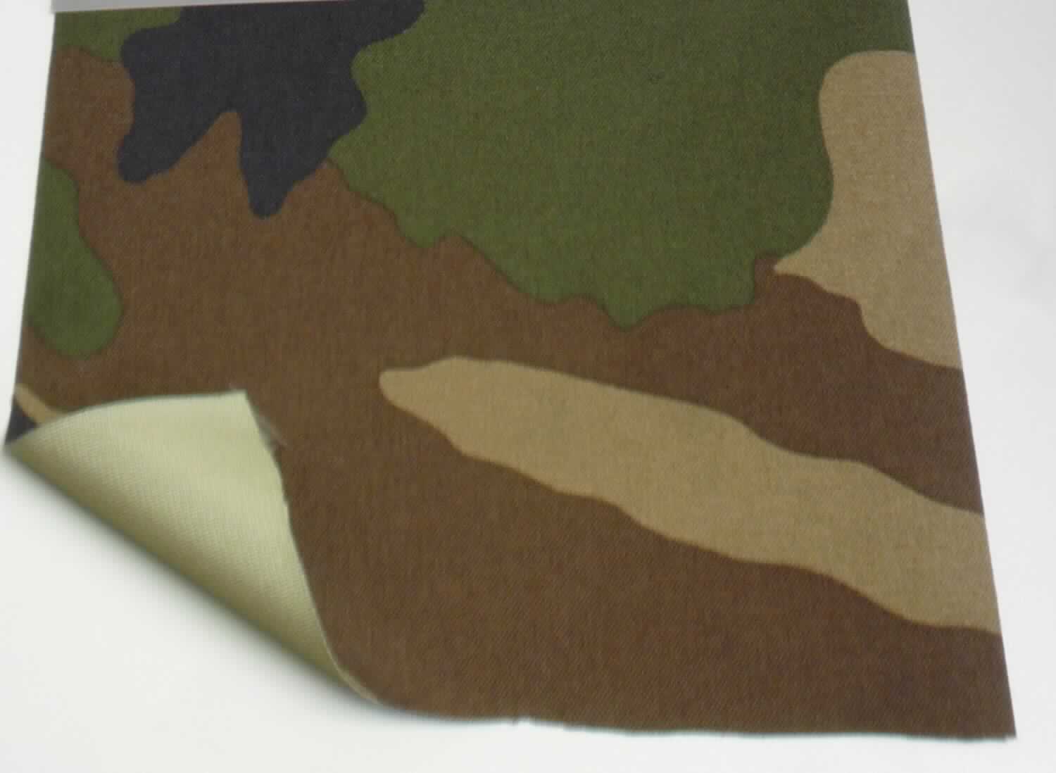 Textillaminat, sog. GORE-TEX(R) Textillaminat, Foto siehe Anlage,
- als Meterware, laut Antrag mit einer Breite von 142 cm,
- aus drei mit ihrer ganzen Fläche aufeinander liegenden und so miteinander durch Kleben verbundenen Lagen: 
-- mit einer Oberlage (Schauseite) aus einem bedruckten Gewebe aus laut Antrag Polyamid (synthetische 
   Chemiefasern),
-- mit einer Zwischenlage aus einer dünnen Kunststofffolie (laut Antrag: ePTFE),
-- mit einer Unterlage aus einem einfarbigen Gewirke (