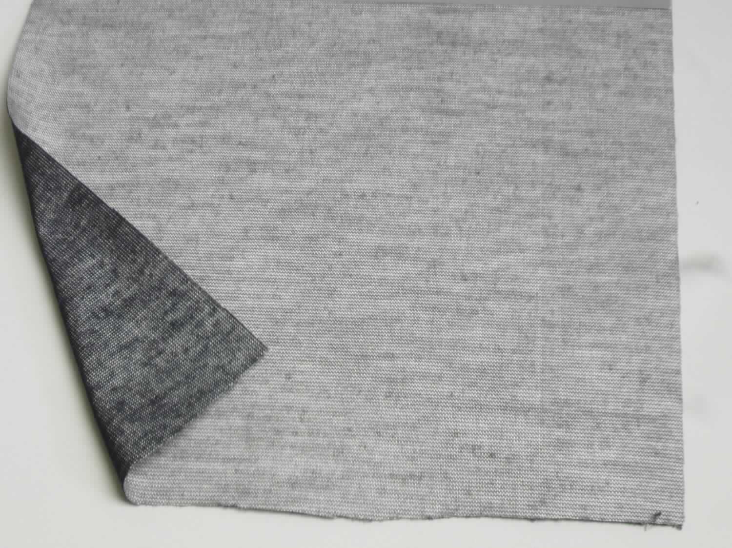 Textillaminat, sog. GORE-TEX(R) Textillaminat, Foto siehe Anlage,
- als Meterware, laut Antrag mit einer Breite von 142 cm,
- aus drei mit ihrer ganzen Fläche aufeinander liegenden und so miteinander durch Kleben verbundenen Lagen: 
-- mit einer Ober- und einer Unterlage aus einem einfarbigen Gewirke (