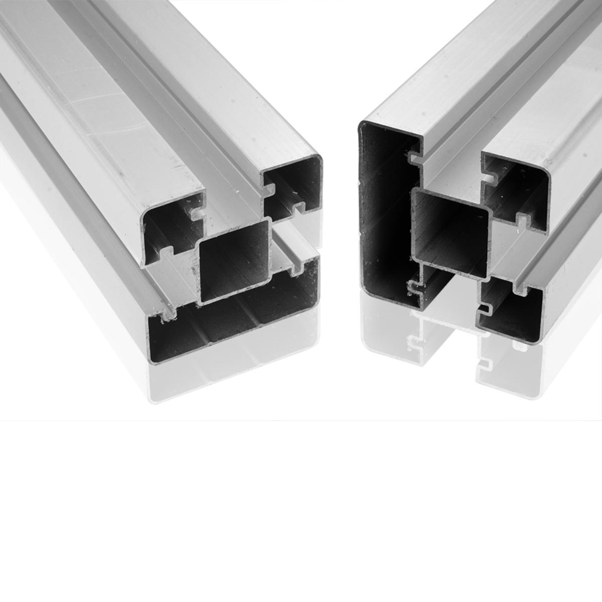 Bei dem sogenannten Steckzaunpfosten handelt es sich um längliche Hohlerzeugnisse aus einer Aluminiumlegierung mit gewichtsmäßig vorherrschendem Aluminiumgehalt (98,7 %), mit quadratischem Querschnitt von ca. 7,1 cm x 7,1 cm, mit einer Länge von ca. 185 cm und mit abgerundeten Kanten. Die Pfosten weisen an drei Längsseiten jeweils eine mittige und durchgängige Aussparung (Nute) auf.
- Antragstellerangaben -

Die Erzeugnisse sind zur Verwendung in ortfesten Zaunkonstruktionen für feste Zaunfelder bestimmt, indem Sichtschutzelemente oder „Bretter“ (nicht Gegenstände dieser vZTA) waagerecht und übereinander in die seitlichen Aussparungen als Sichtschutz eingeschoben werden.
Zudem sind diese so gestaltet, dass sie in einer Zaunkonstruktion als End-, Zwischen-, Eckpfosten oder als T-Element verwendet werden können.

Abbildung siehe Anlage.

Auf Grund passgenauen Nuten stellt sich die Waren als ein zu Konstruktionszwecken vorgearbeitetes Profil dar.

Derartige Erzeugnisse gehören als "zu Konstruktionszecken vorgearbeitete, Profile (auch Hohlprofile), nicht zusammengesetzt, nicht geschweißt, aus Aluminium, auch legiert, mit einem Aluminiumgehalt von nicht mehr als 99,3 GHT" zum TARIC-Code 7610 9090 10.