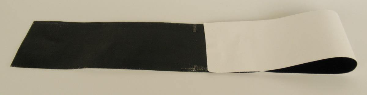 Gewebe aus Glasfasern, sog. Aluminium-/Glasfaserband (Reparaturband), Foto siehe Anlage,
- dichtgewebtes Gewebe in Leinwandbindung,
- aus Garnen aus Glasfilamenten (keine Glasseidenstränge/Rovings),
- auf einer Seite mit einer Folie aus Aluminium überzogen, damit laminiert,
- auf der anderen Seite mit einer selbstklebenden Schicht und einer Abdeckung aus Papier versehen,
- weder imprägniert noch vorimprägniert,
- als Meterware auf Rollen,
- das Gewebe aus Glasfasern bestimmt aufgrund des Gewichts (Flächengewicht laut Datenblatt)
  den wesentlichen Charakter der Ware,
- aus China versendet (laut Antrag).

"Ware aus Glasfasern, mechanisch gebundenes Flächenerzeugnis, geschlossenes Gewebe, aus Garnen,
 nicht aus Glasseidensträngen (Rovings), in Leinwandbindung, laminiert, anderes als in den TARIC-
 Codes 7019 6400 11 bis 7019 6400 40 genannte, Erzeugnis aus gewebten Endlosglasfasergarnen,
 weder imprägniert noch vorimprägniert, nicht aus Marokko oder der Türkei versandt"