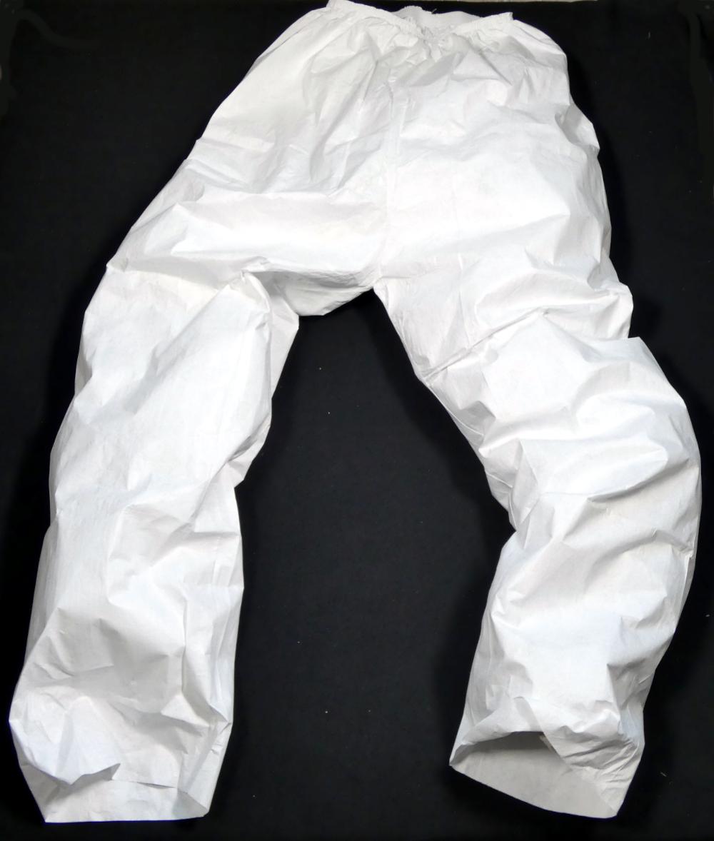 Lange Hose, Größe L, Foto siehe Anlage,
- in einem Polybeutel verpackt,
- aus ca. 0﻿,1 mm dicken Vliesstoffen der Position 5603 aus laut Antrag Polyethylen (synthetische
  Chemiefasern),
- in der Taille abschließend, mit einem elastisch verengten Taillenbund,
- ohne Öffnung und ohne Verschluss,
- mit knöchellangen Hosenbeinen; an den Beinabschlüssen lediglich geschnitten.

"Kleidung aus Erzeugnissen der Position 5603, kein Einwegkittel von der durch Patienten bzw. 
 Chirurgen bei chirurgischen Eingriffen verwendeten Art"