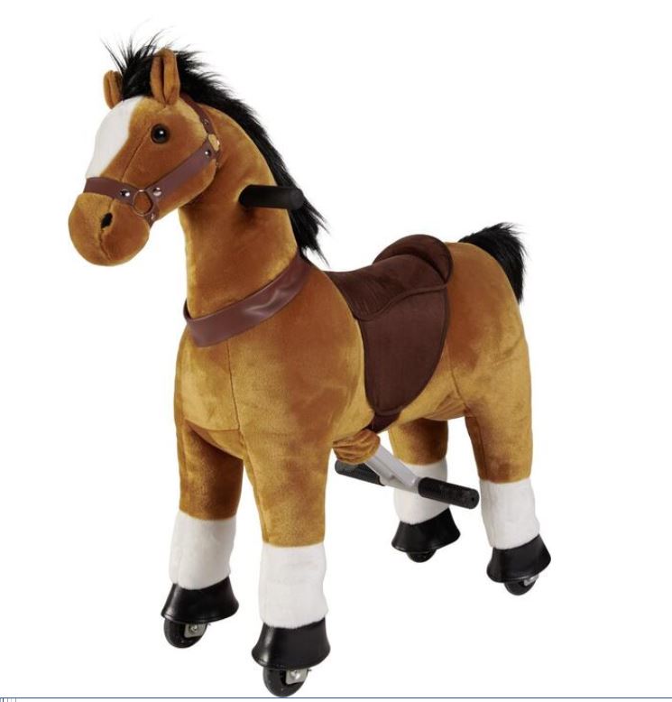 Nach den Angaben der Antragstellerin sowie den vorgelegten Abbildungen handelt es sich um ein Spielfahrzeug in der Gestalt eines Pferdes (alternativ auch in Design Einhorn oder Zebra; Höhe ca. 100 cm, Sitzhöhe etwa 65 cm).

Das Erzeugnis besteht aus einem Gestell aus verzinktem Stahl und ist mit einer Außenseite aus Plüschgewirken überzogen (teilweise wattiert). Das Tier ist mit zwei Haltegriffen, mit zwei Fußstützen und vier Rädern an der Unterseite ausgestattet sowie mit stilisiertem Zaumzeug und Sattel bestückt. Durch das rhythmische Belasten der Fußstützen werden die Beine des Tieres mechanisch bewegt und rollend vorangetrieben.

Die Ware dient der spielerischen Unterhaltung von Kindern bis 50 kg und wird zolltarifrechtlich als "den Dreirädern, Rollern und Autos mit Tretwerk ähnliches Spielfahrzeug" eingereiht.