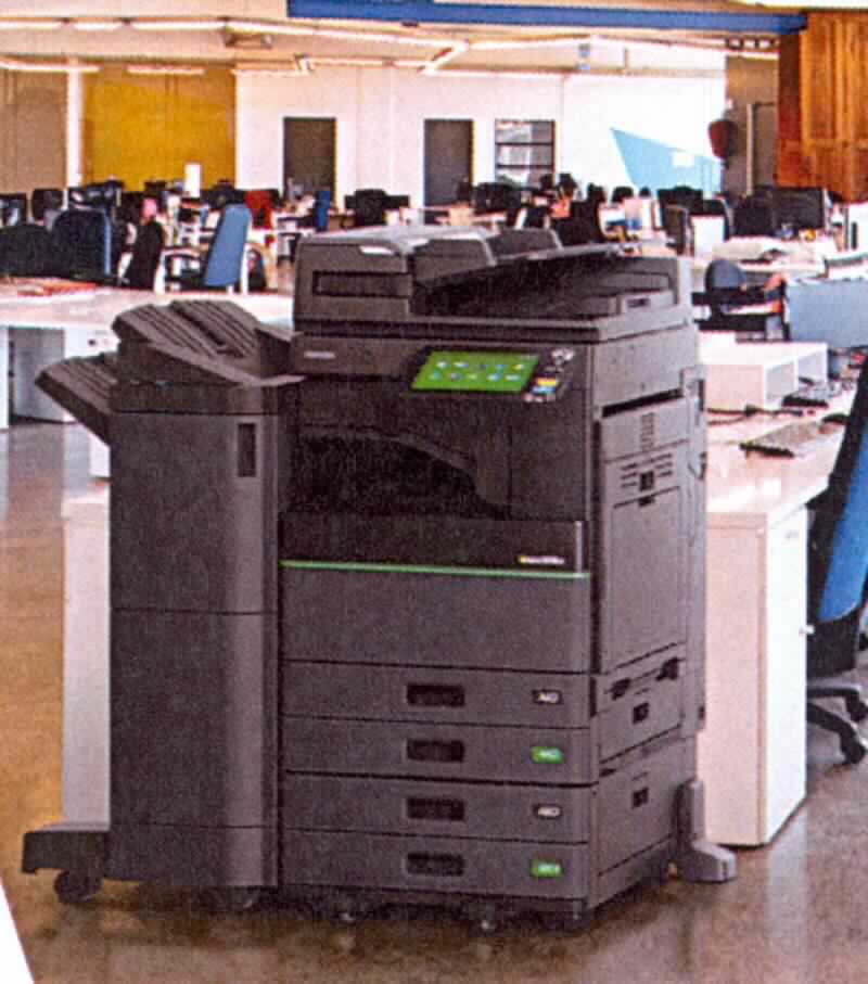 Multifunktionsgerät aus Drucker, Kopierer, Fernkopierer (FAX) und Scanner mit der Bezeichnung Toshiba E-Studio3508LP - 6AG00007848.

Das Standgerät (585 x 787 x 640 mm, B/H/T) besteht im Wesentlichen aus Duplexeinheit, Controller, Bedienfeld, Speicher (HDD 320 GB, 4 GB RAM) und Papierkassetten. Das Gerät verfügt über diverse Schnittstellen (Ethernet, USB, WLAN, Bluetooth, Wi-Fi); es ist an eine automatische Datenverarbeitungsmaschine oder ein Netzwerk anschließbar.

Die Ware wird als "Maschine, die mindestens zwei der Funktionen Drucken, Kopieren oder Übertragen von Fernkopien ausführen kann und an eine automatische Datenverarbeitungsmaschine oder ein Netzwerk anschließbar ist, andere als von der Unterposition (HS) 8443 11 erfasst" eingereiht.

Anlage: 1 Abbildung