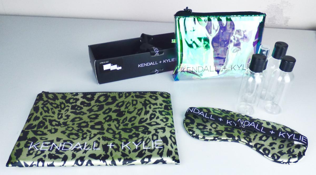 Bei dem sogenannten "Kendall+Kylie Reiseset" handelt es sich um eine Zusammenstellung bestehend aus einer Schlafmaske, einer Kosmetiktasche mit Außenseiten aus Spinnstoff, einer Kosmetiktasche mit Außenseiten aus Kunstofffolien und vier transparenten Flaschen aus Kunstoff (leer, mit Deckel bzw. Pumpsprayverschluss), verpackt in einem Papptray mit zwei zu einer Schleife gebundenen Schlaufen aus Spinnstoff.

Diese Ware ist als "Reisezusammenstellung zur Körperpflege" einzureihen.
