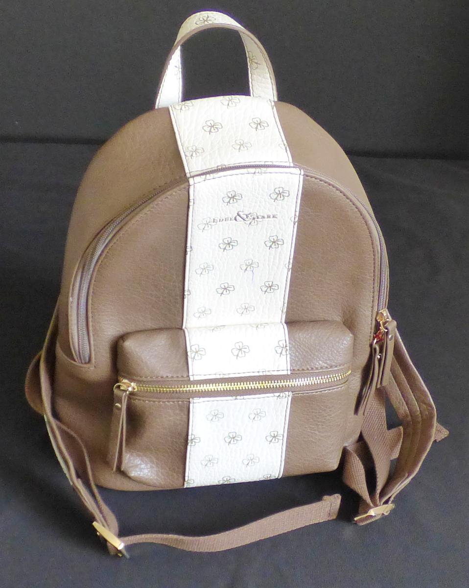 Rucksack, Foto siehe Anlage,
- mit einer Außenseite aus Kunststofffolien,
- mit zwei längenverstellbaren Rückentragegurten,
- mit einer Halteschlaufe,
- mit einem gepolsterten Rückenteil,
- an der Rückseite mit einem eingesetzten Einsteckfach mit einem vertikal verlaufenden
  Reißverschluss,
- an der Vorderseite mit einem eingesetzten Reißverschlussfach,
- das Hauptfach ist mit einem entlang des oberen Randes bis zu den Seiten verlaufenden
  Reißverschluss versehen,
- - gefüttert; innen mit einem offenen Einsteckfach und einem Reißverschlussfach ausgestattet,
- mit den Abmessungen: ca. 26 cm (Breite) x 31 cm (Höhe) x 12 cm (Tiefe).

"Rucksack, mit Außenseite aus Kunststofffolien"