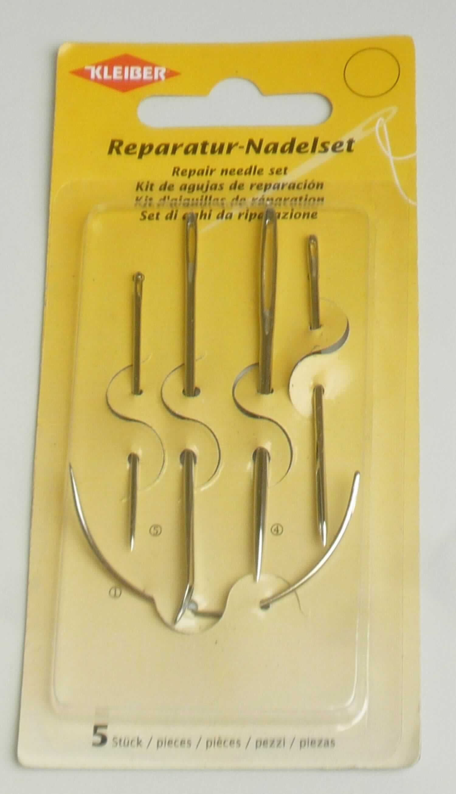 Es handelt sich um insgesamt fünf verschiedene Nadeln (Polster-, Leder-, Segel- und Zelt-, Teppich sowie Sacknadel)aus Stahl mit einem zugespitztem Stift an einem Ende und einem Nadelöhr am anderen Ende. 
Je nach Art der Nadel sind die Spitzen unterschiedlich geformt. EineNadel ist gebogen.
Die Erzeugnisse dienen zum Nähen mit der Hand in verschiedenen Anwendungsbereichen und sind in einer Blisterkarte mit Produktinformationen verpackt.
-Antragstellerangaben-

Abbildung siehe Anlage.

Derartige Erzeugnisse gehören als "Nähnadeln aus Stahl" zum TARIC-Code 7319 9010 00.