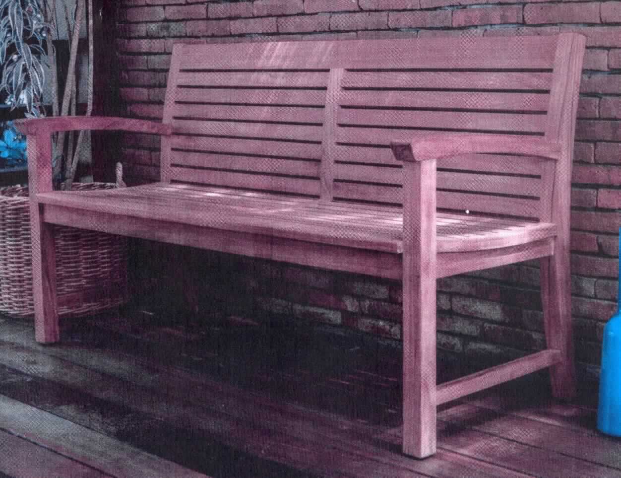 Bei der sog. "Gartenbank Toscana" handelt es sich um ein auf den Boden zu stellendes Sitzmöbel aus Holz für den Außenbereich. 
Das ungepolsterte Erzeugnis besitzt ein vierbeiniges Gestell, eine Rückenlehne und seitlich Armlehnen. 
Die Bank ist in zwei Größen als Zwei- oder Dreisitzer in folgenden Maßen erhältlich:
180 x 63 x 87 cm (LxBxT)
150 x 63 x 87 cm (LxBxT)

Das Erzeugnis ist als "anderes als von der Position 9402 sowie von den Unterpositionen 9401 10 bis 9401 59 erfasstes Sitzmöbel, mit Gestell aus Holz, ungepolstert" einzureihen.