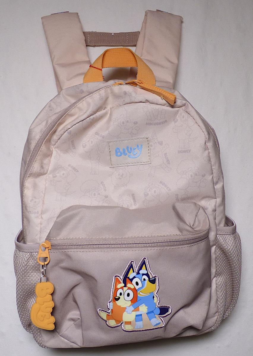 Rucksack, Foto siehe Anlage,
- mit einer Außenseite aus Spinnstoffen,
- an der Vorderseite mit einem aufgenähten Motiv mit einer Außenseite aus Kunststofffolie,
- mit zwei gepolsterten, längenverstellbaren Rückentragegurten
- mit einem Brustgurt in Form von zwei Klettbändern,
- mit einer Halteschlaufe,
- mit einem gepolsterten Rückenteil,
- an beiden Schmalseiten mit einem aufgesetzten, offenen Einsteckfach,
- an der Vorderseite mit einem eingesetzten Reißverschlussfach,
- das Hauptfach ist mit einem entlang des oberen Rands bis zu den Schmalseiten verlaufenden
  Reißverschluss versehen,
- - gefüttert; innen mit einem Adressetikett und einem offenen Einsteckfach ausgestattet,
- mit den Abmessungen: ca. 27 cm (Breite) x 35 cm (Höhe) x 12 cm (Tiefe),
- laut Antrag nicht handgearbeitet.

"Rucksack, mit Außenseite aus Spinnstoffen, nicht handgearbeitet"