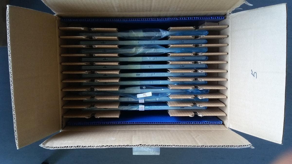 LCD-Modul (beispielhafte Abbildungen s. Anlage)
- aus einem 24'' bzw. 32'' Farb-TFT-LCD-Panel (Auflösung: 1.920 x 1.080 bzw.
  3.840 x 2.160 Pixel) mit LED-Hintergrundbeleuchtung und Kontrollelektronik
  für die Pixeladressierung in einem Einbaurahmen (Abmessungen: 556 x  323,2
  x 11,5 mm bzw. 727,88 x 422,07 x 15,1 mm) mit einer anwendungsspezifischen
  Retarderfolie, einer 30-pin LVDS-Schnittstelle bzw. 41-pin eDP-Schnittstelle und
  einem bzw. zwei Stromversorgungsanschlüssen für die Hintergrundbeleuchtung,
- zum Einbau in Spezialmonitore und Sehprüfgeräte bestimmt.

"Elektrisches Teil von Maschinen, Apparaten und Geräten, in Kapitel 85 anderweit we-
 der genannt noch inbegriffen, kein Speicher, kein LED-Hintergrundbeleuchtungsmodul
 - LCD-Modul, ausschließlich bestehend aus mehreren TFT-Glas- oder Kunststoff-Zellen,
 nicht in Kombination mit einer Touch-Screen-Möglichkeit, mit einer oder mehreren Leiter-
 platten mit Kontrollelektronik nur für die Pixel-Adressierung, mit Rückbeleuchtungseinheit"