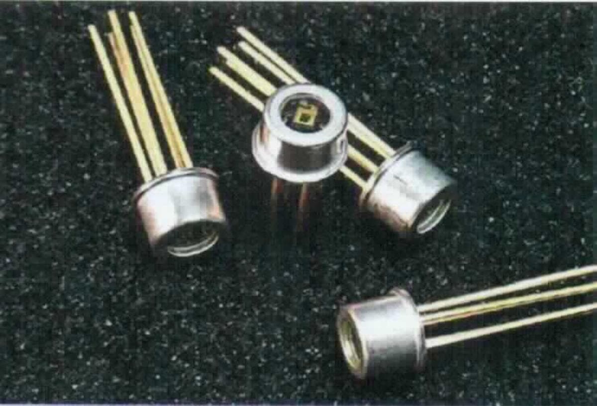 So genannte Lawinendiode, im Wesentlichen bestehend aus einer Fotodiode auf Indium-Gallium-Arsenid-Grundlage (InGaAs) und einem thermoelektrischen Kühlkörper (TEC) in einem TO-Gehäuse (D x H: 5,35 x 3,7 mm; zur äußeren Form siehe Abbildung in der Anlage) mit fünf Anschlusspins.
Die Ware dient als Detektor im Bereich von LIDAR-Anwendungen (Light Detection and Ranging) oder in der Spektralanalyse.
Es handelt sich um keine Ware der Position 8541 oder Position 8542, da die Ausstattung mit einem TEC nicht dem Aufbau nach der Anmerkung 9 zu Kapitel 85 entspricht.
Die Ware wird als "elektronisches Gerät für physikalische oder chemische Untersuchungen, anderes als Unterposition (KN) 9027 1010 bis 9027 8013" eingereiht.