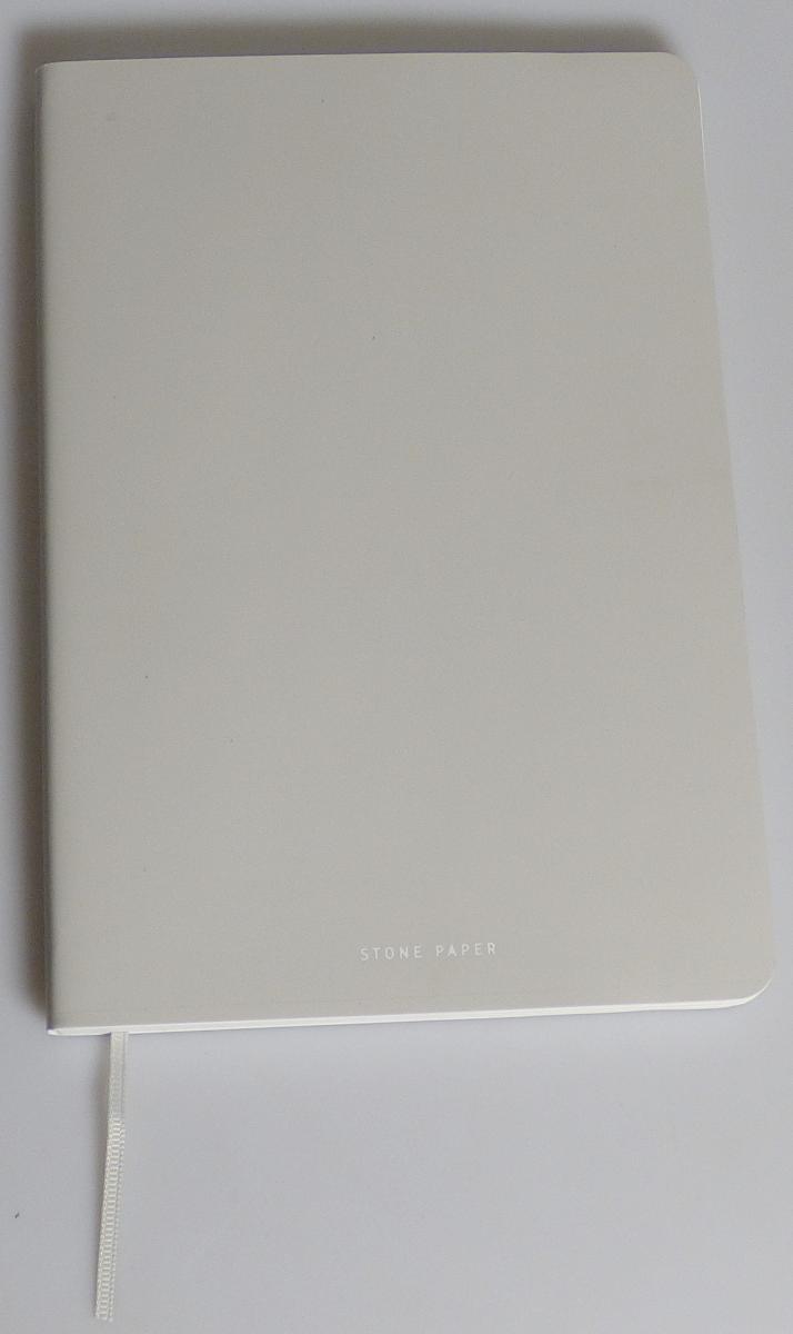 Bei dem durch die Angaben der Antragstellerin und ein Warenmuster veranschaulichten, sog. „Notizbuch“ handelt es sich um ein gebundenes Notizbuch (Format: DIN A5, Umfang: ca. 60 Blätter ohne Umschlag) mit einem festen Einband und beidseitig linierten, an zwei Ecken abgerundeten Blättern. Sowohl der Einband als auch das Papier sind - lt. Antragsangaben - aus etwa 30 GHT Polyethylen (Kunststoff im Sinne der Anmerkung 1 zu Kapitel 39) und 70 GHT Steinpulver hergestellt.
Das Notizbuch dient dem handschriftlichen Eintragen von z. B. persönlichen Ereignissen oder Notizen. Am Buchrücken ist ein textiles Gewebeband als Lesezeichen angebracht und der Einband ist hinten, innen mit einer Einstecktasche ausgestattet, damit weiter verarbeitet als in Anmerkung 10 zu Kapitel 39 zugelassen.

Im Hinblick auf die Formgebung und Flexibilität bestimmt der Kunststoff gegenüber dem mineralischen Füllstoff den Charakter der Ware.

Derartige Waren werden zolltarifrechtlich als „andere Ware aus Kunststoffen, Büro- oder Schulartikel“ eingereiht.