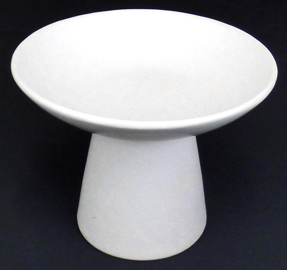 Anderes keramisches Geschirr, sog. runde Schale mit Standfuß, Foto siehe Anlage,
- glasierte, weiße, runde Schale mit einem schmalen, mittig angebrachten Standfuß,
- in den Abmessungen: ca. 20 cm (Durchmesser) x 16 cm (Höhe),
- keramisches Erzeugnis, nach der Formgebung gebrannt, tonmineralhaltiges Material enthaltend,
- lt. Antrag aus Steingut,
- eignet sich als Schale für den Tisch- oder Küchengebrauch.

"Anderes keramisches Geschirr (Schale), aus Steingut"