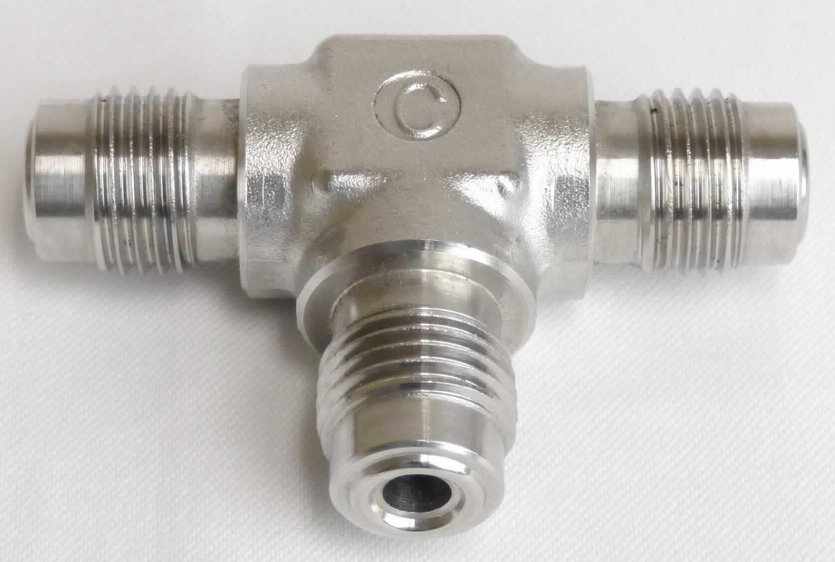Rohrverbindungsstücke (T-Stücke mit Gewinde) aus Stahl

Bei der Ware handelt es sich um zylindrische Hohlkörper in Form von T-Stücken. Alle drei Seiten sind mit einem Außengewinde in den Größen von 1/8'' bis 1'' versehen. Bei dem Material handelt es sich um einen nicht rostenden Stahl (Edelstahl 316). Die Erzeugnisse dienen zum Verbinden von Rohren. 

Die Ware ist als "andere Rohrverbindungsstücke aus nicht rostendem Stahl, mit Gewinde" in die Codenummer 7307 2910 90 0 des Zolltarifs einzureihen.
