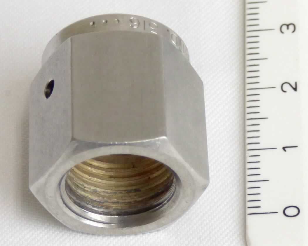 Überwurfmutter

Bei der Ware handelt es sich um eine Überwurfmutter aus nicht rostendem Stahl (Edelstahl 316) zur Verbindung von Swagelok-Rohrverschraubungen in den Größen von 1/8" bis 1". Die Überwurfmutter weist einen Außensechskant und ein Innengewinde auf.

Die Ware ist nach ihrer Beschaffenheit als "anderes Rohrverbindungsstück, aus nicht rostendem Stahl, mit Gewinde" in die Codenummer 7307 2910 90 0 des Zolltarifs einzureihen.