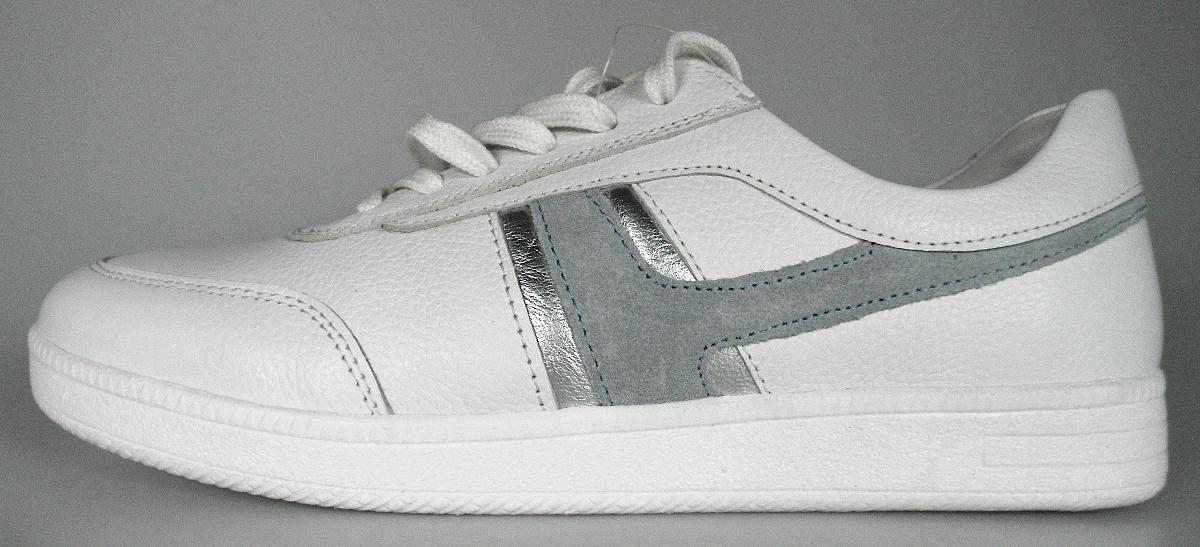Halbschuhe sog. Sneaker Fortini weiß, Größe 38, Foto siehe Anlage,
- mit Laufsohlen aus Kunststoff; ohne Hauptsohle aus Holz,
- mit Oberteil (geschlossenes Blatt) aus Leder,
- auf das Oberteil sind Verstärkungsteile aus Leder aufgesetzt,
- mit Schnürsenkelverschluss, 
- ohne Metallschutz in der Vorderkappe,
- nicht den Knöchel bedeckend,
- mit einer Länge der Innensohle von 26 cm,
- als Frauenschuhe erkennbar.

"Schuhe mit Laufsohlen aus Kunststoff und Oberteil aus Leder, andere als in den Unter-
 positionen 6403 1200 bis 6403 9950 genannte, mit einer Länge der Innensohle von mehr
 als 24 cm, für Frauen, andere als in der Unterposition 6403 9998 10 genannte"