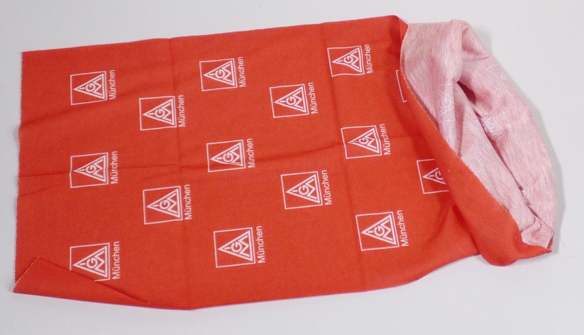Schlauchgewirke, sog. Bandana, Foto siehe Anlage,
- in einem Polybeutel mit Pappetikett verpackt,
- flachliegend in den Abmessungen von ca. 50 cm x 24,5 cm; lediglich geschnitten und ohne
  Randbefestigungen (nicht konfektioniert),
- aus einem bedruckten Schlauchgewirke aus synthetischen Chemiefasern (laut Antrag Polyester),
  somit keine Ware der Unterposition 6003 40,
- keine Elastomergarne oder Kautschukfäden enthaltend,
- ohne Flor- oder Schlingenoberfläche,
- kann laut Antrag auch als Mütze getragen werden, die Ware ist jedoch nicht der menschlichen
  Kopfform angepasst (somit keine Kopfbedeckung des Kapitels 65).

"Gewirke, mit einer Breite von weniger als 30 cm, anderes als solche der Positionen 6001 und 6002,
 aus synthetischen Chemiefasern, keine Raschelspitze"